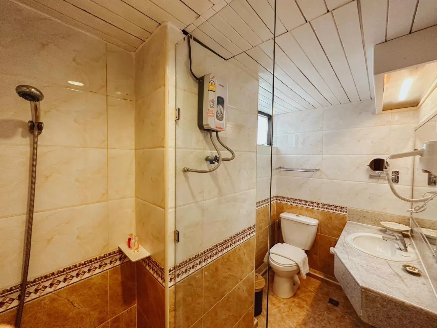 Shower in Hotel De Khuvieng