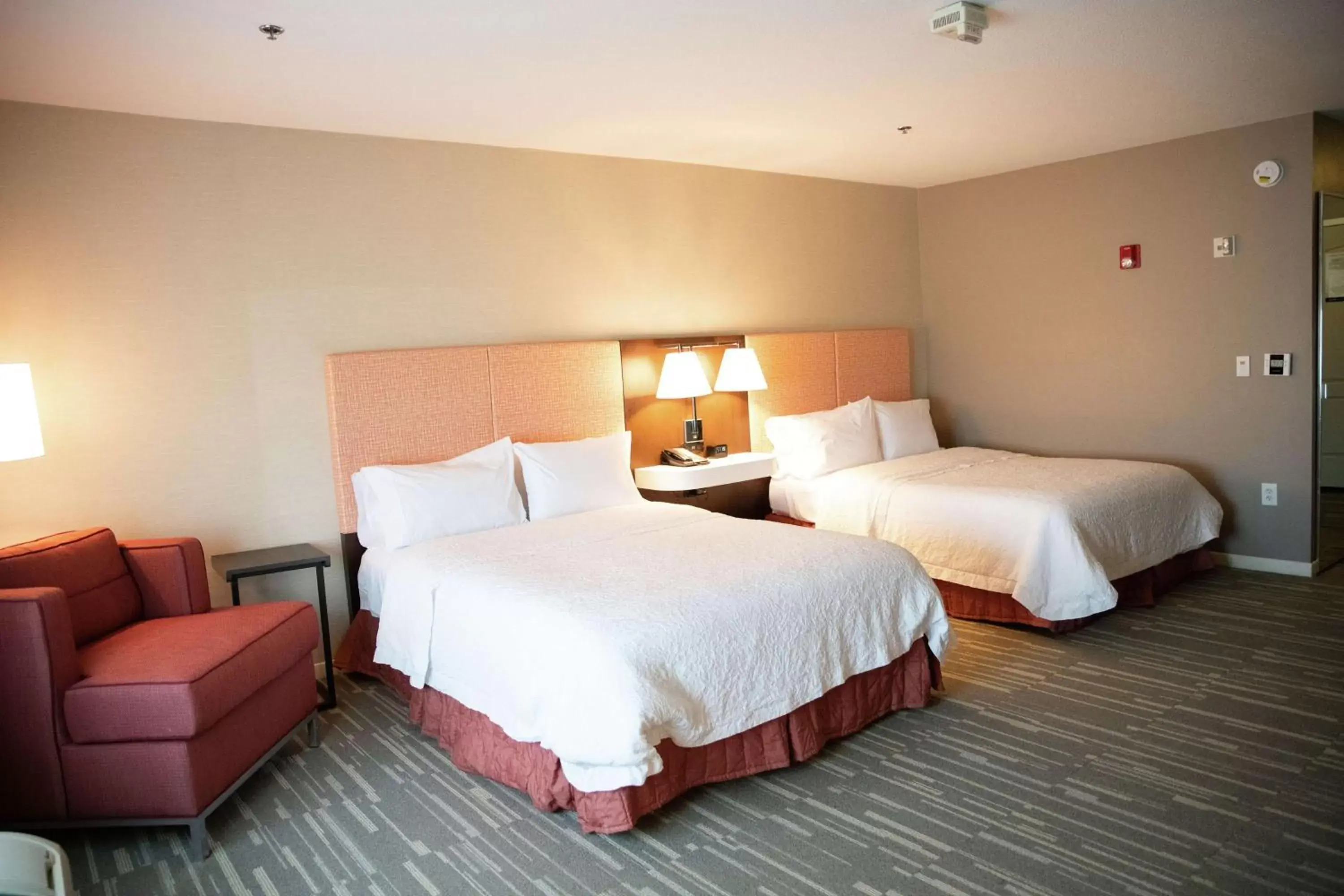 Bed in Hampton Inn & Suites Fresno