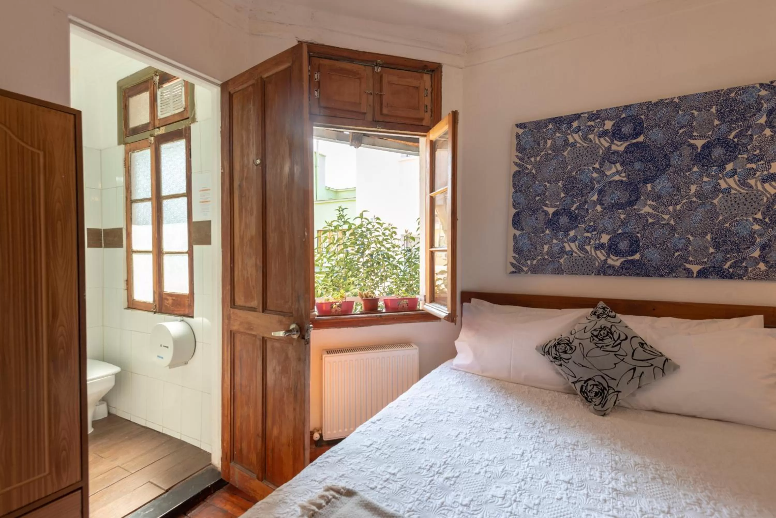 Bathroom, Bed in Providencia Bed & Breakfast