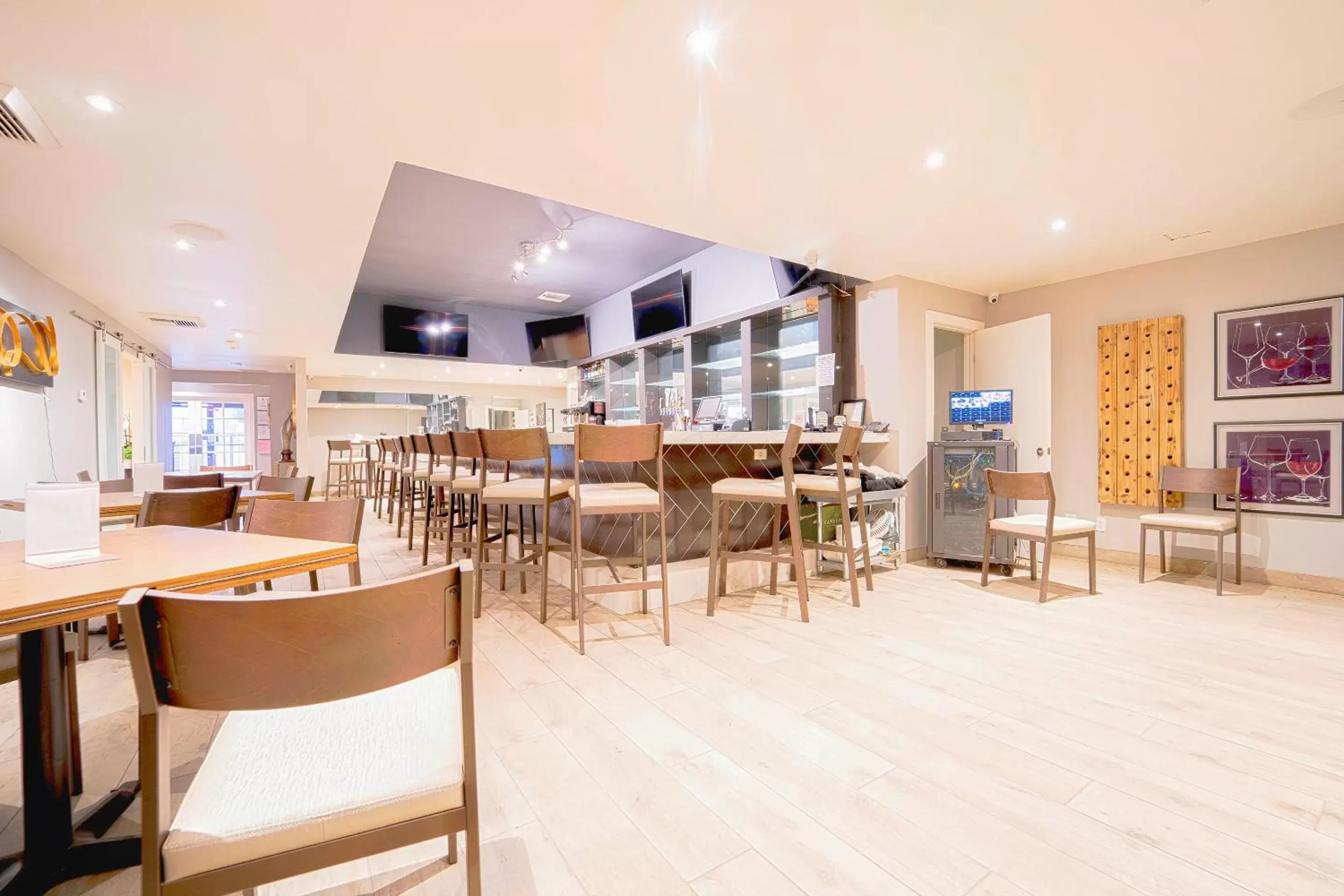 Restaurant/places to eat in Royal Plaza Inn Restaurant/places to eat in Royal Plaza Inn