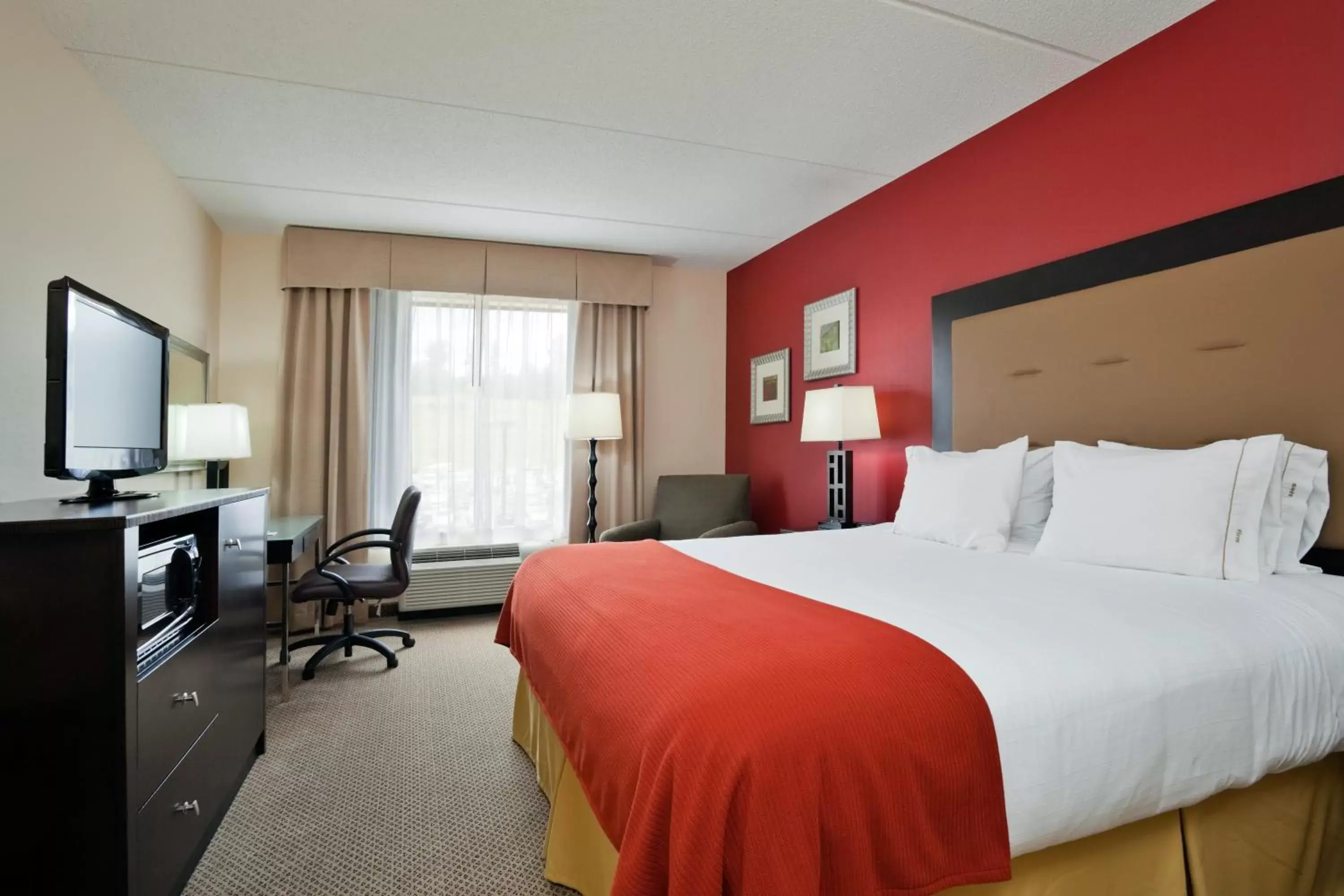 Photo of the whole room, Bed in Holiday Inn Express Hotel & Suites Kodak East-Sevierville, an IHG Hotel