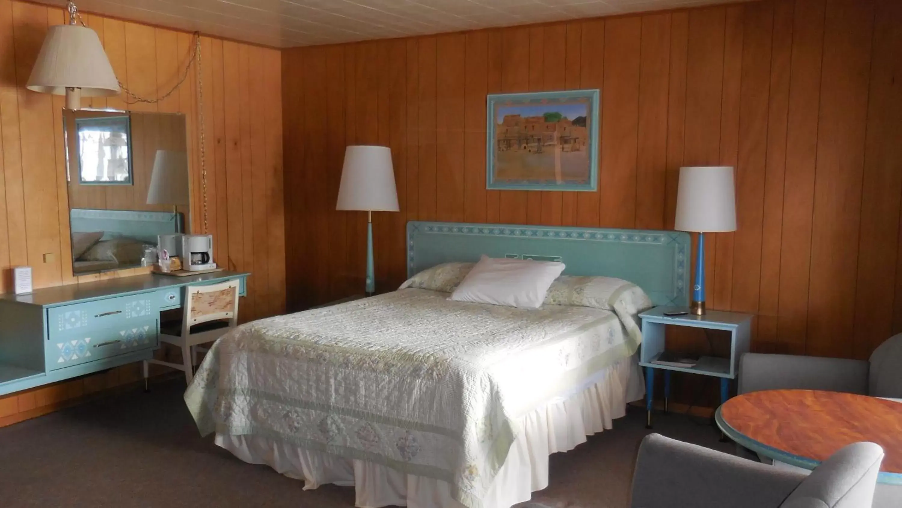 Photo of the whole room, Bed in Elkhorn Lodge