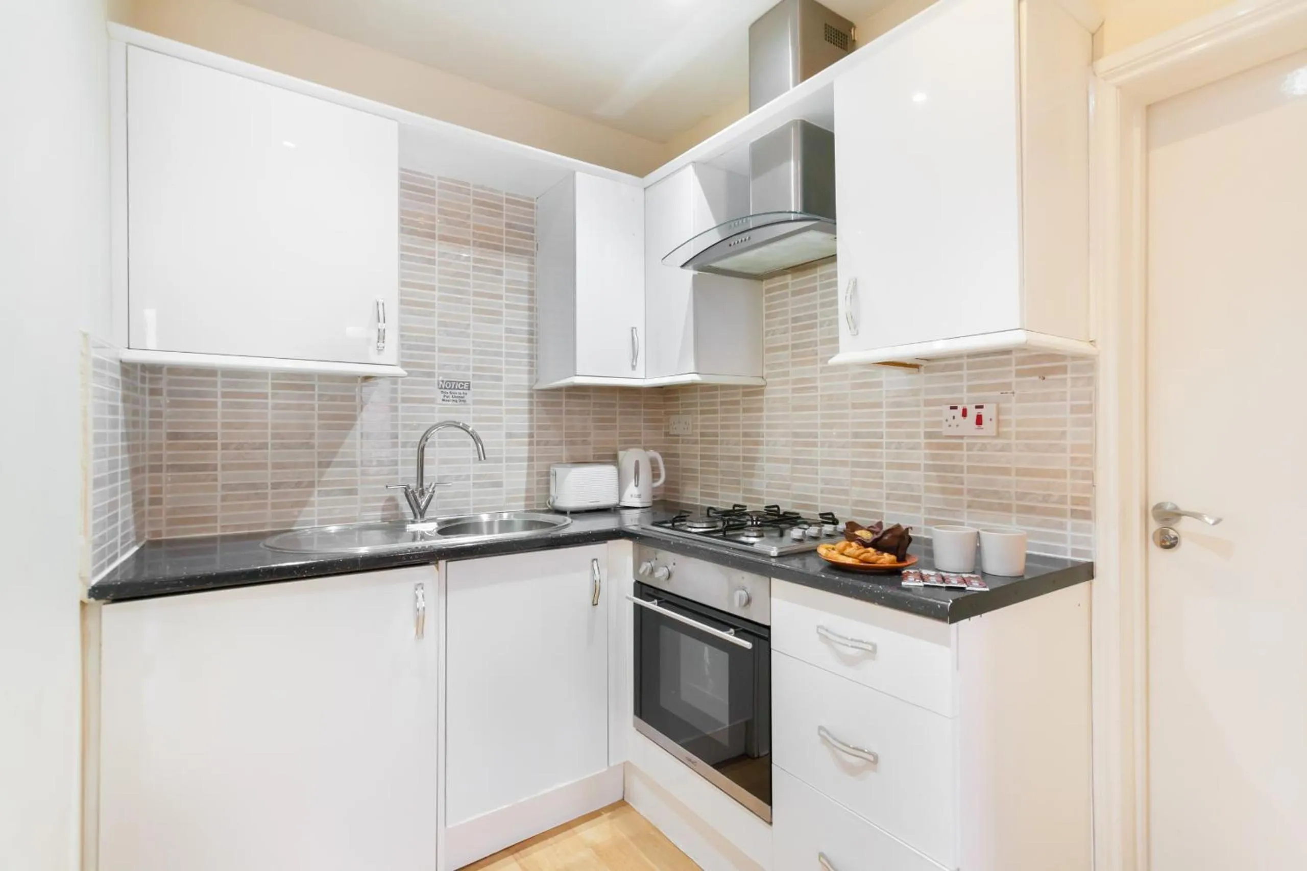 Kitchen or kitchenette, Kitchen/Kitchenette in Kings Cross Apartment