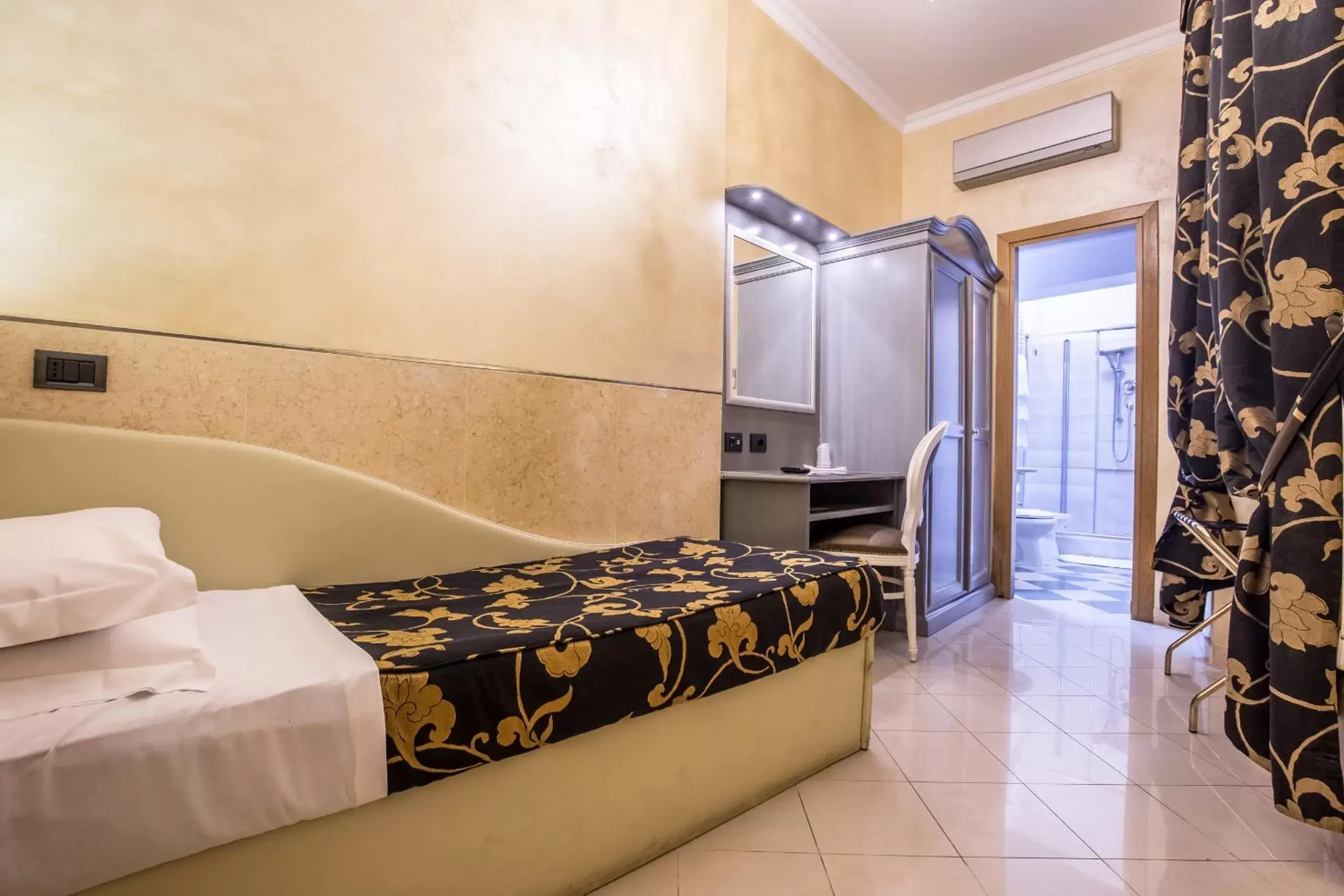 Bed in Hotel Fellini