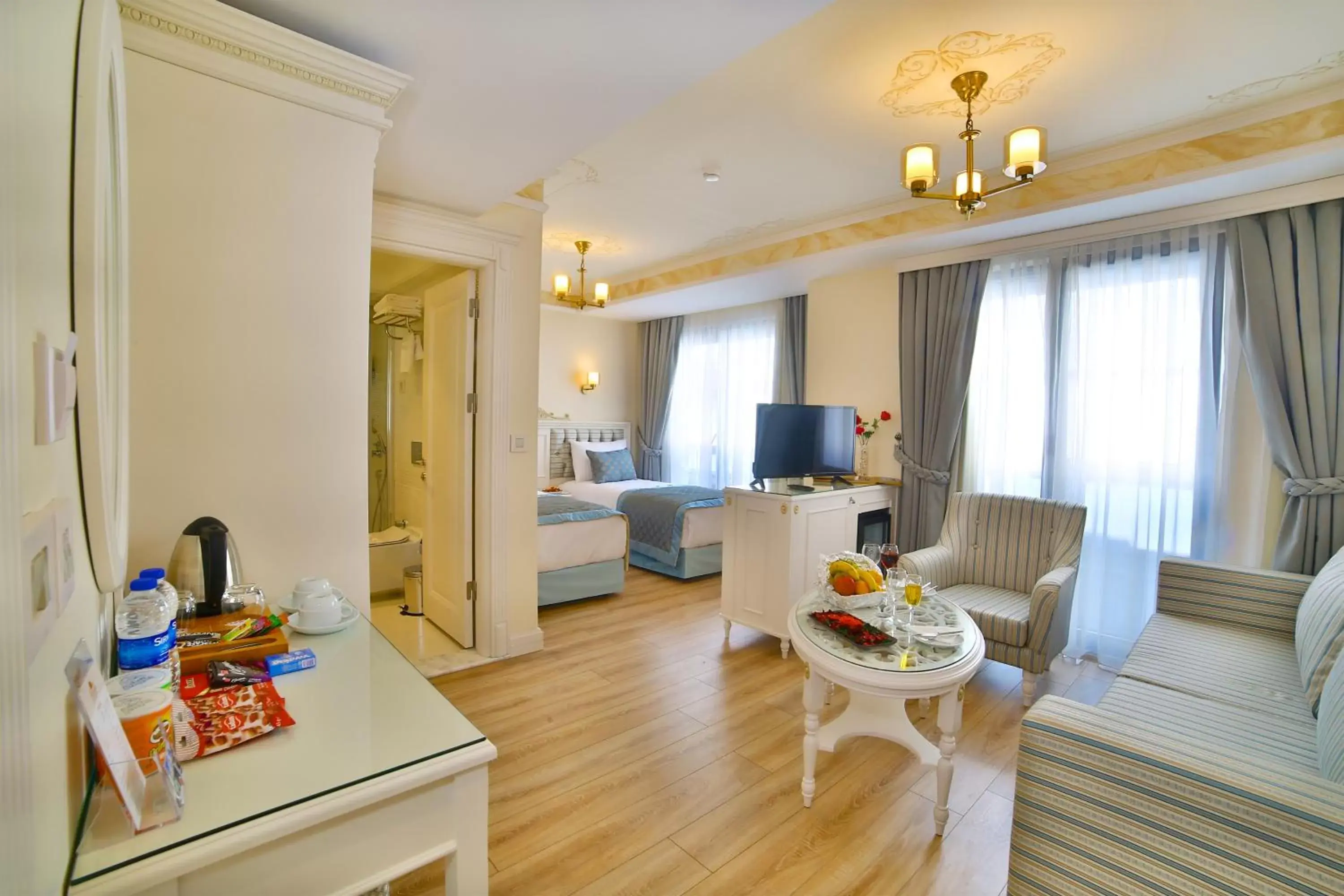 Bed, TV/Entertainment Center in Yılsam Sultanahmet Hotel