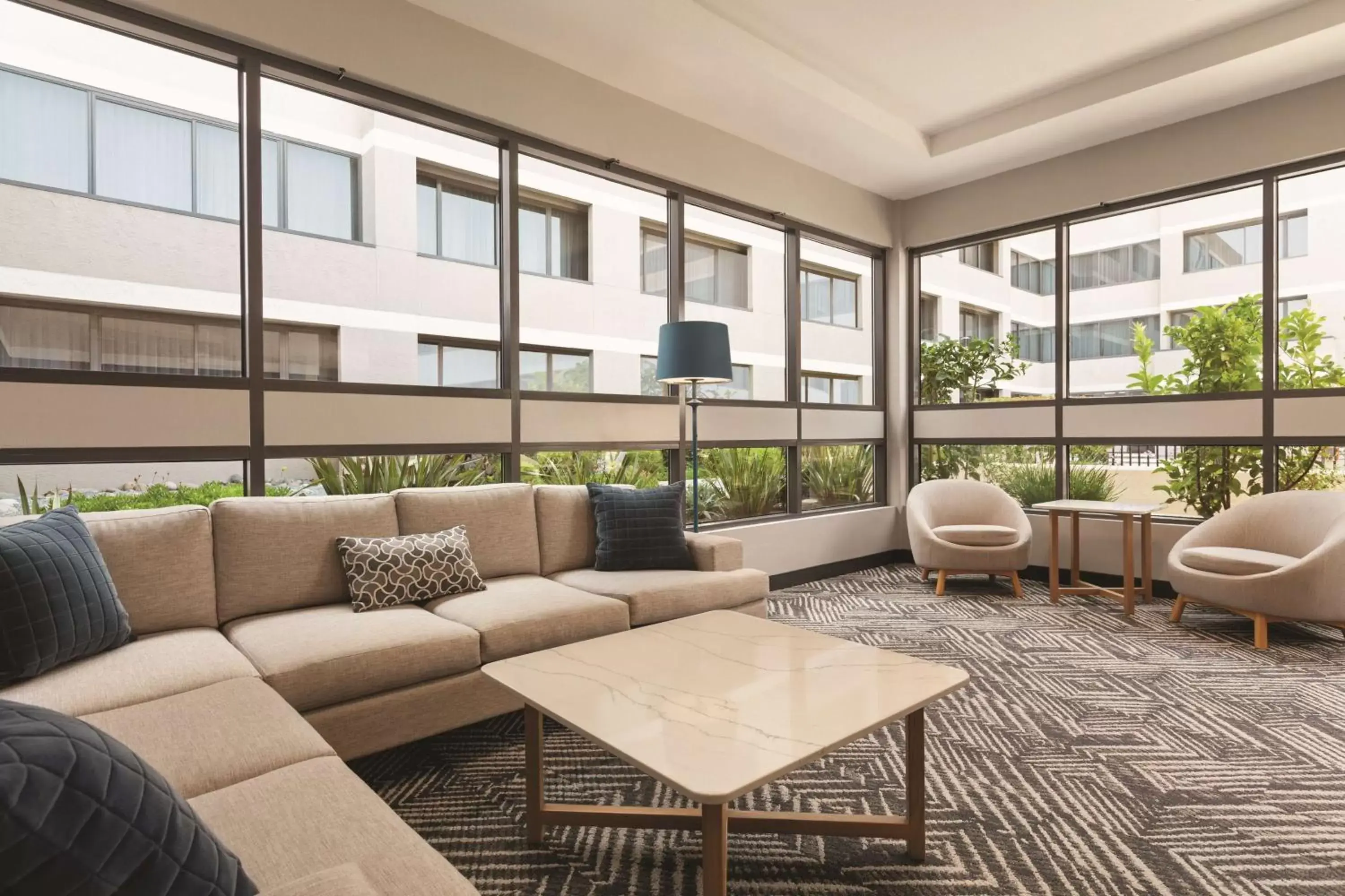 Lobby or reception, Seating Area in Radisson Hotel Sunnyvale - Silicon Valley