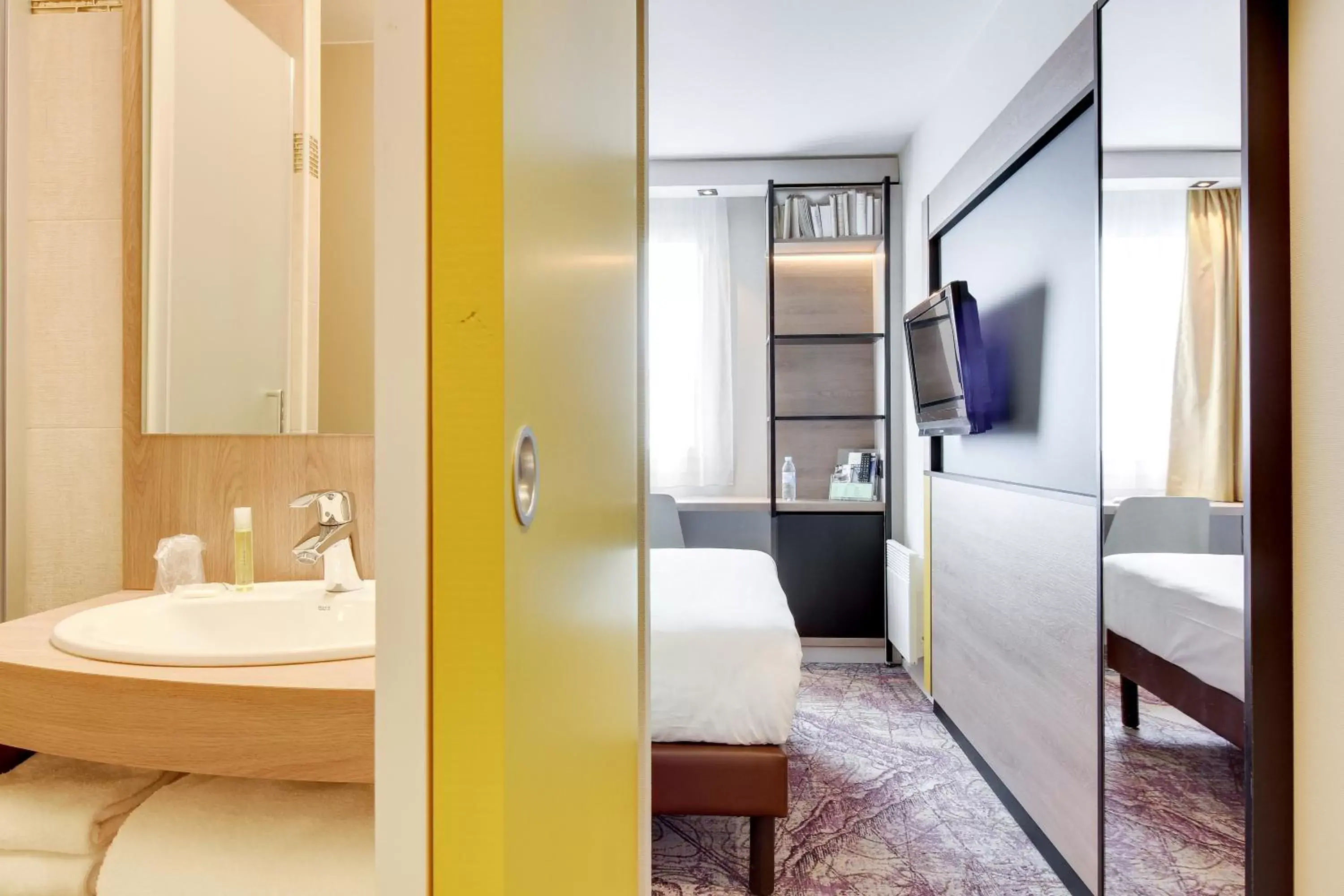 Photo of the whole room, Bathroom in Brit Hotel Brest Le Relecq Kerhuon