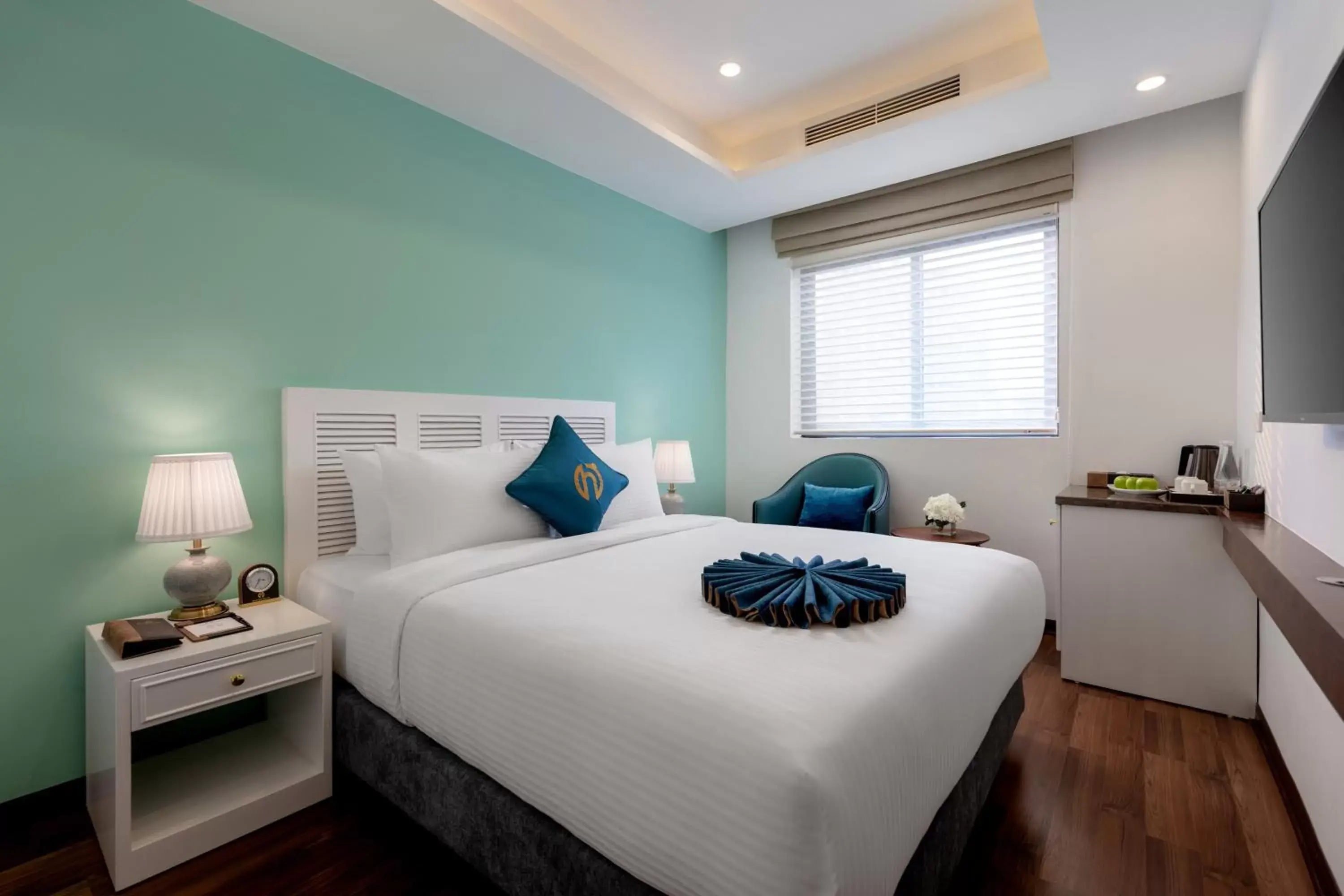 Premium Double with Window in Minasi HanoiOi Lakeside Hotel Premium Double with Window in Minasi HanoiOi Lakeside Hotel