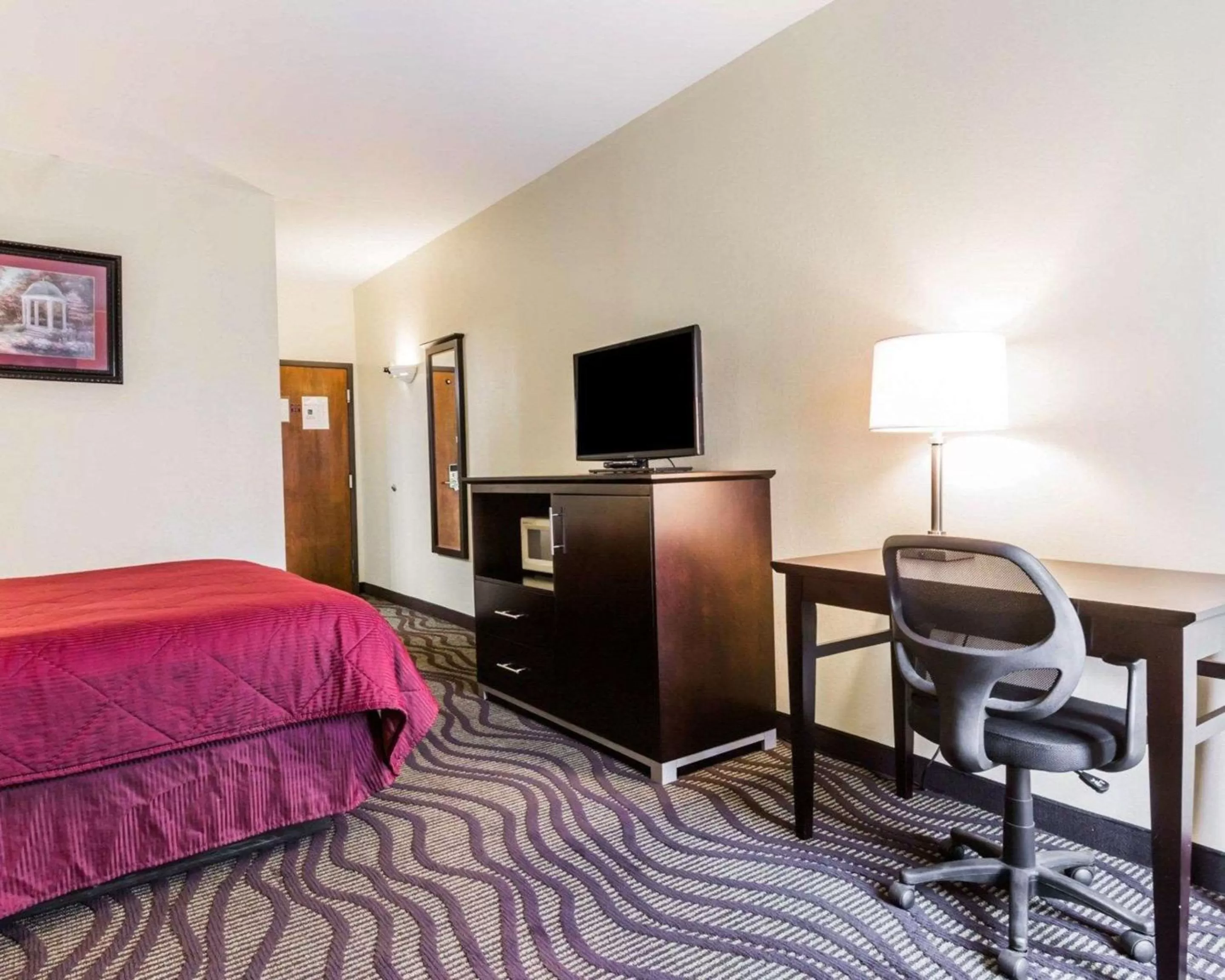 Photo of the whole room, Bed in Quality Inn & Suites North Montgomery