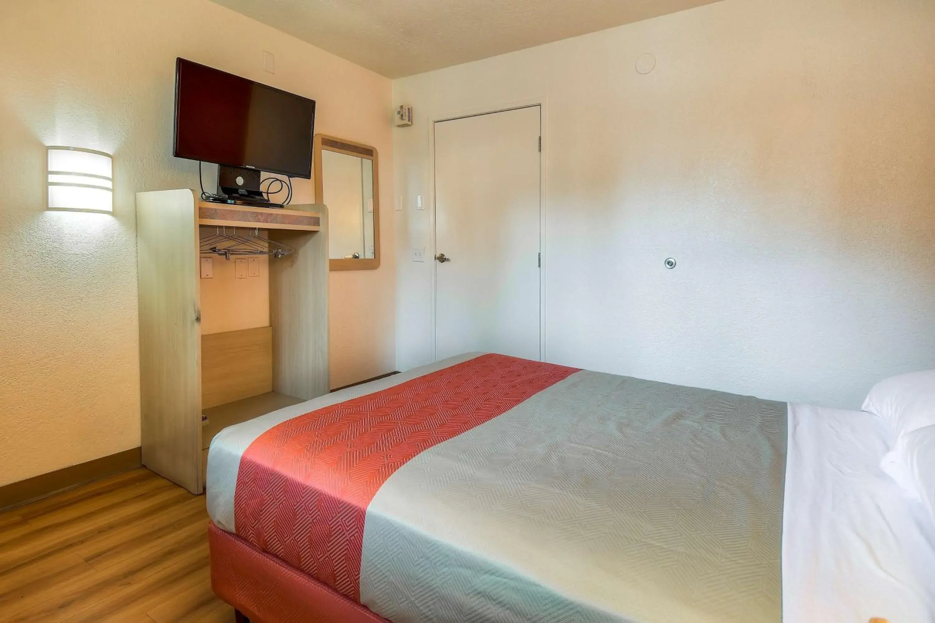 TV and multimedia, Room Photo in Motel 6-Chino, CA - Los Angeles Area