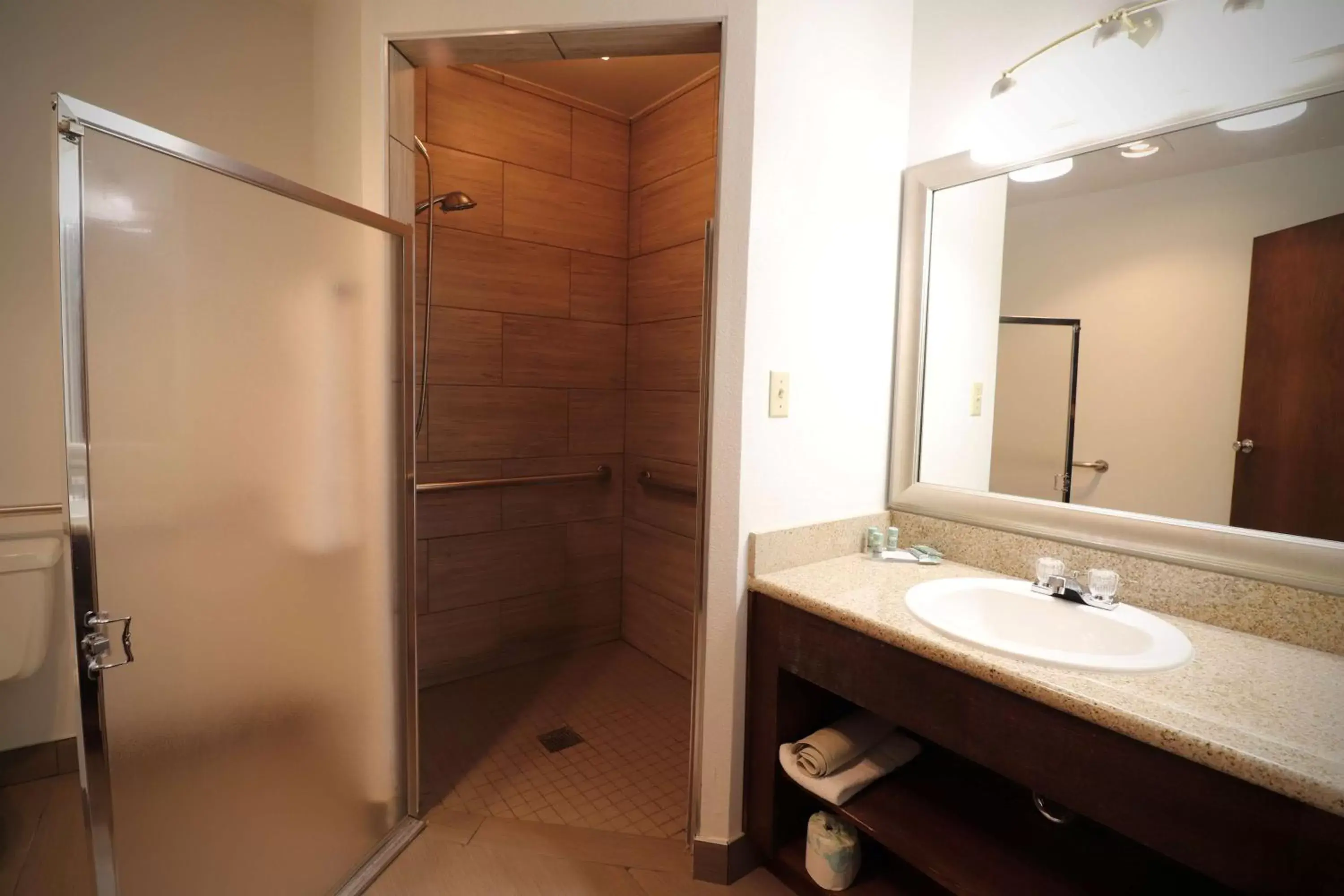 Bedroom, Bathroom in Best Western Chieftain Inn