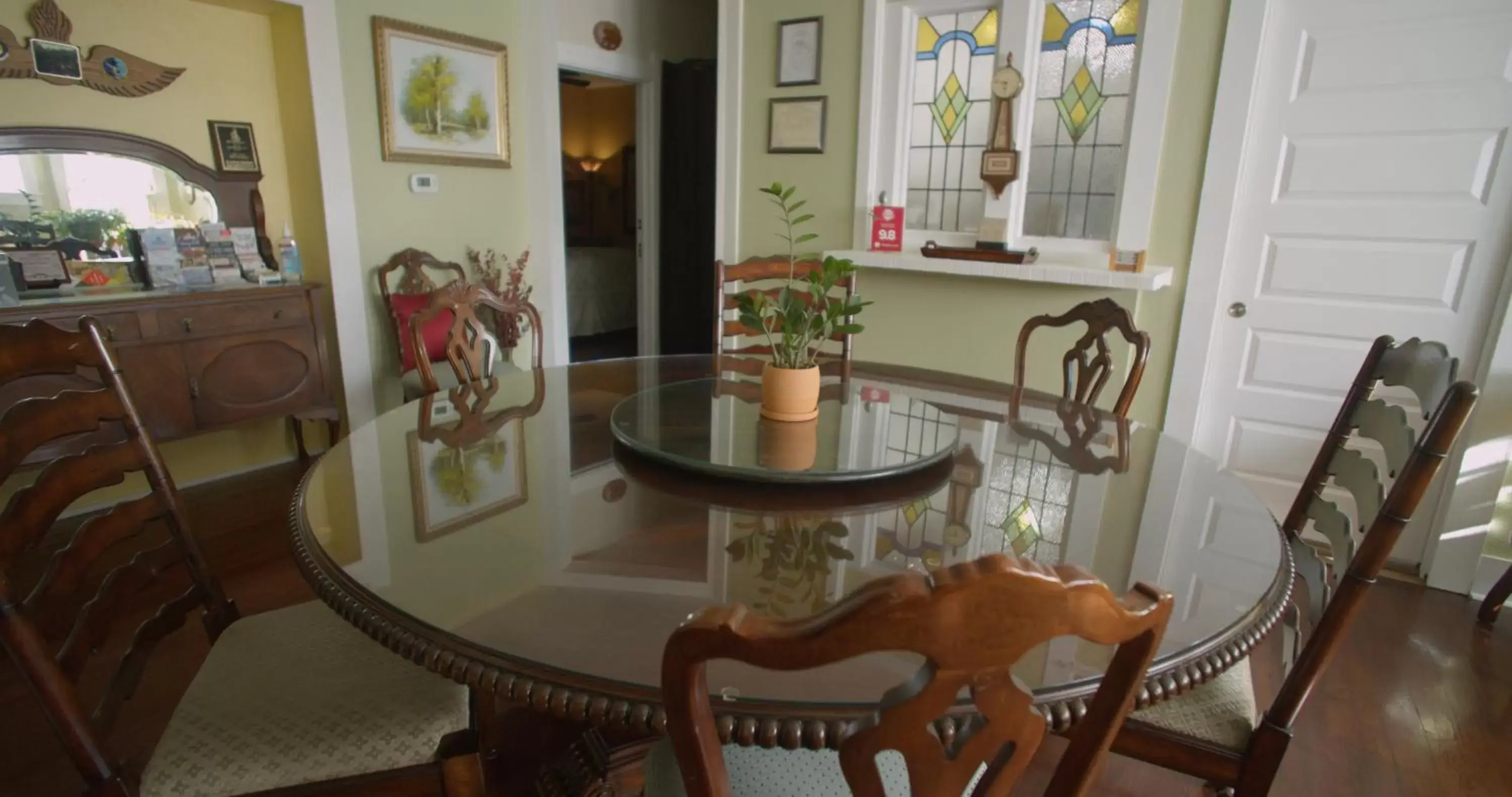 Dining area in Granbury Gardens Bed and Breakfast