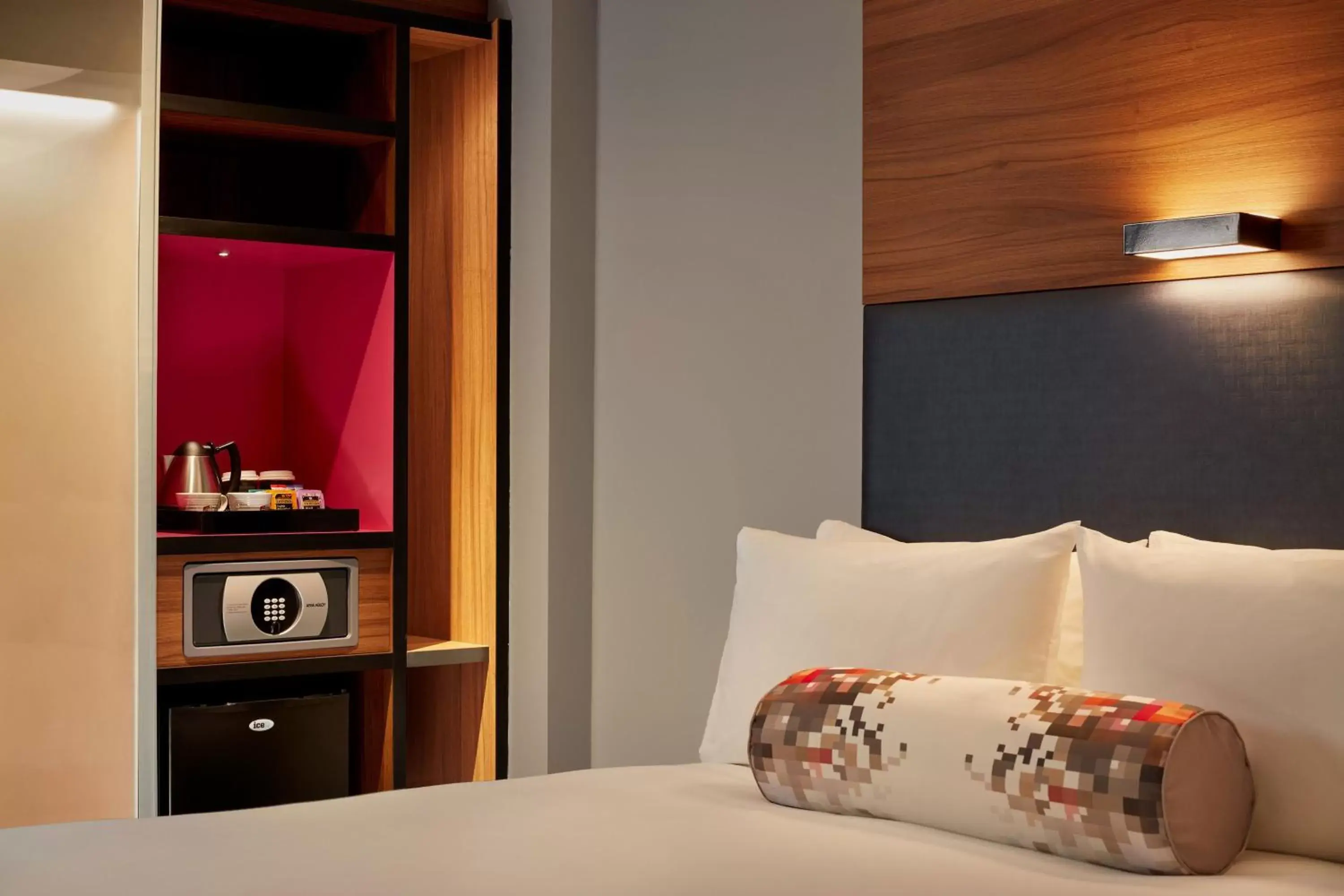 Photo of the whole room, Bed in Aloft Birmingham Eastside