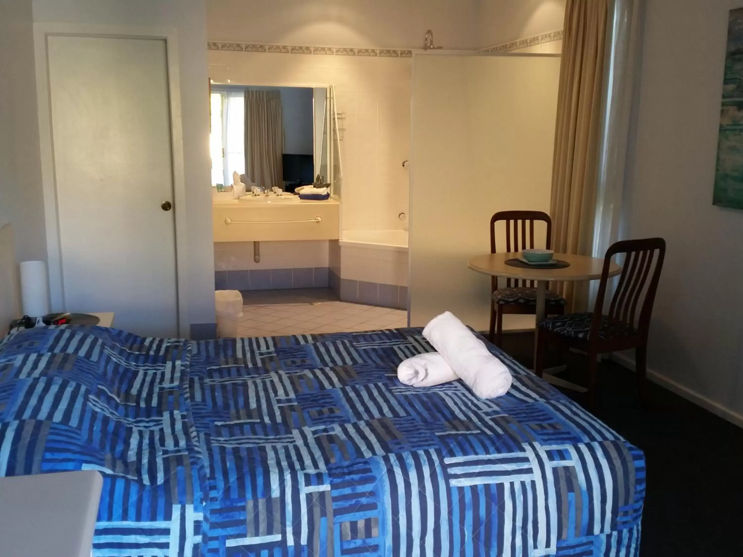 Photo of the whole room, Bed in Dolphins of Mollymook Motel and Fifth Green Apartments