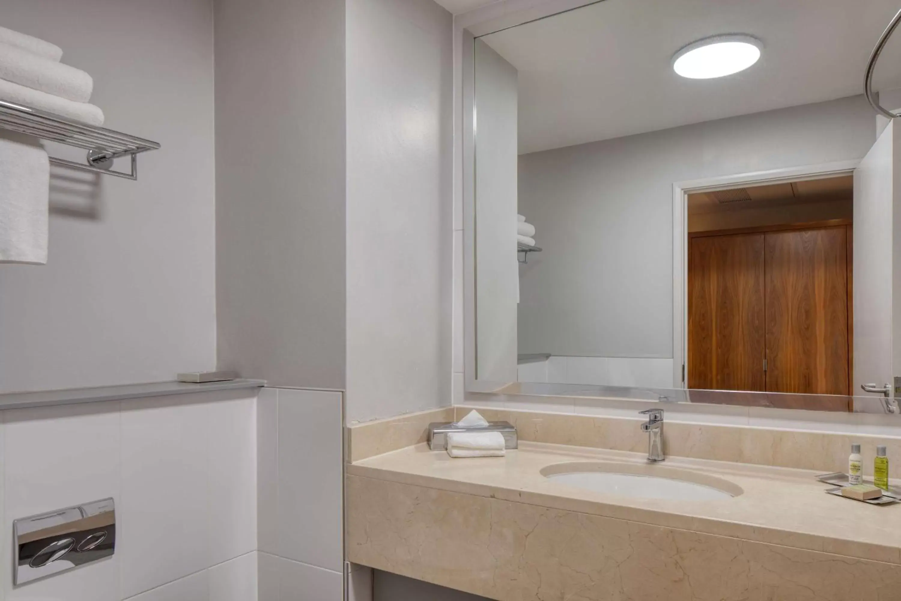 Bathroom in DoubleTree by Hilton Newbury North