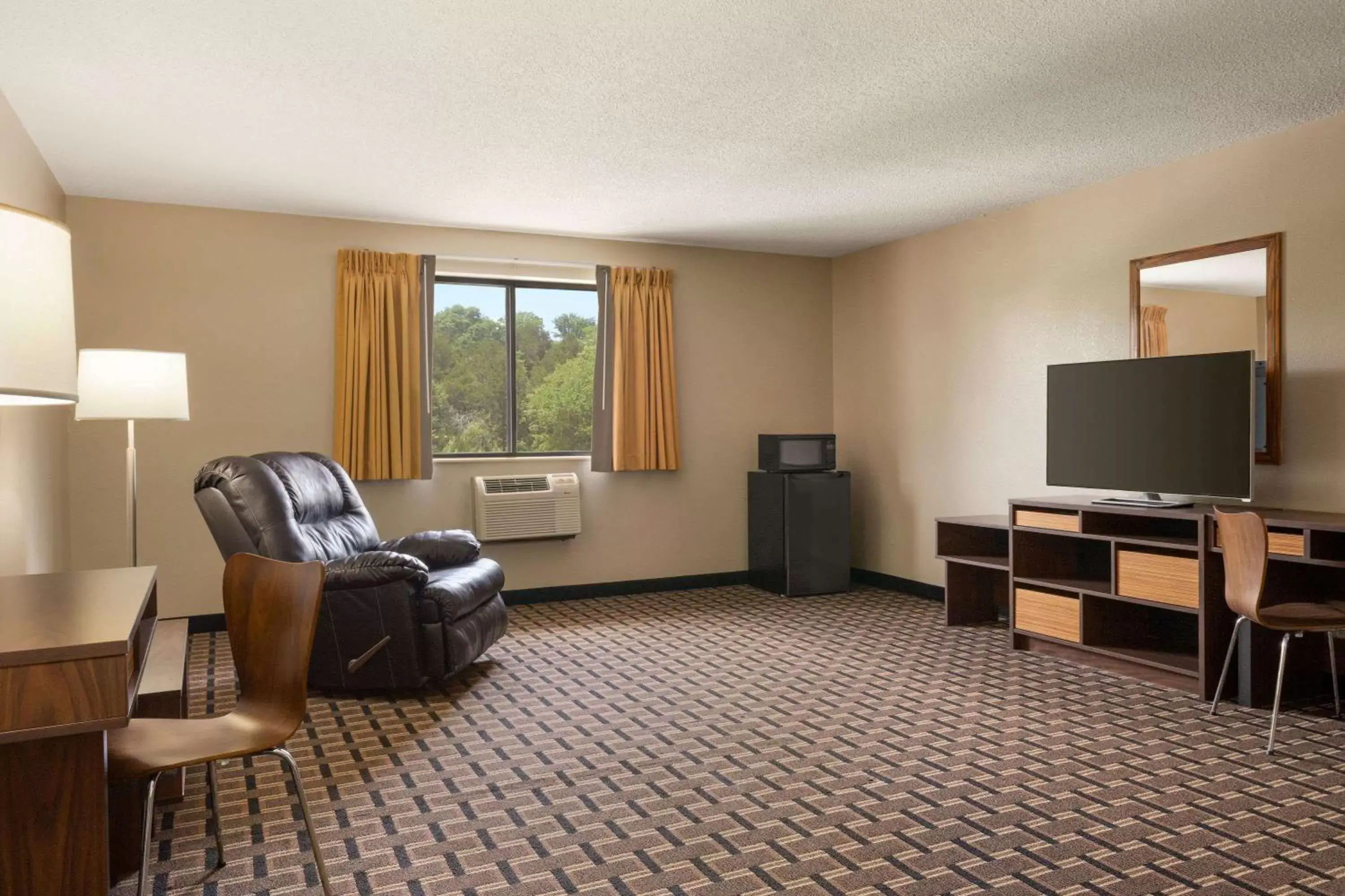 Photo of the whole room, Seating Area in Super 8 by Wyndham Mayfield