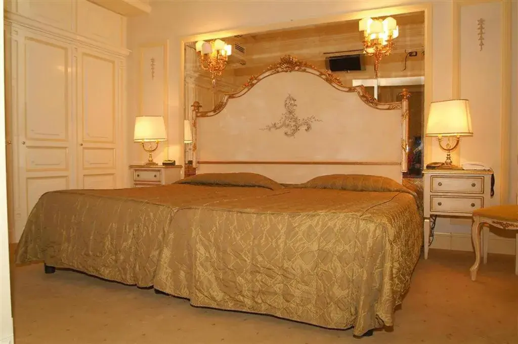 Bed in Hotel Champagne Palace