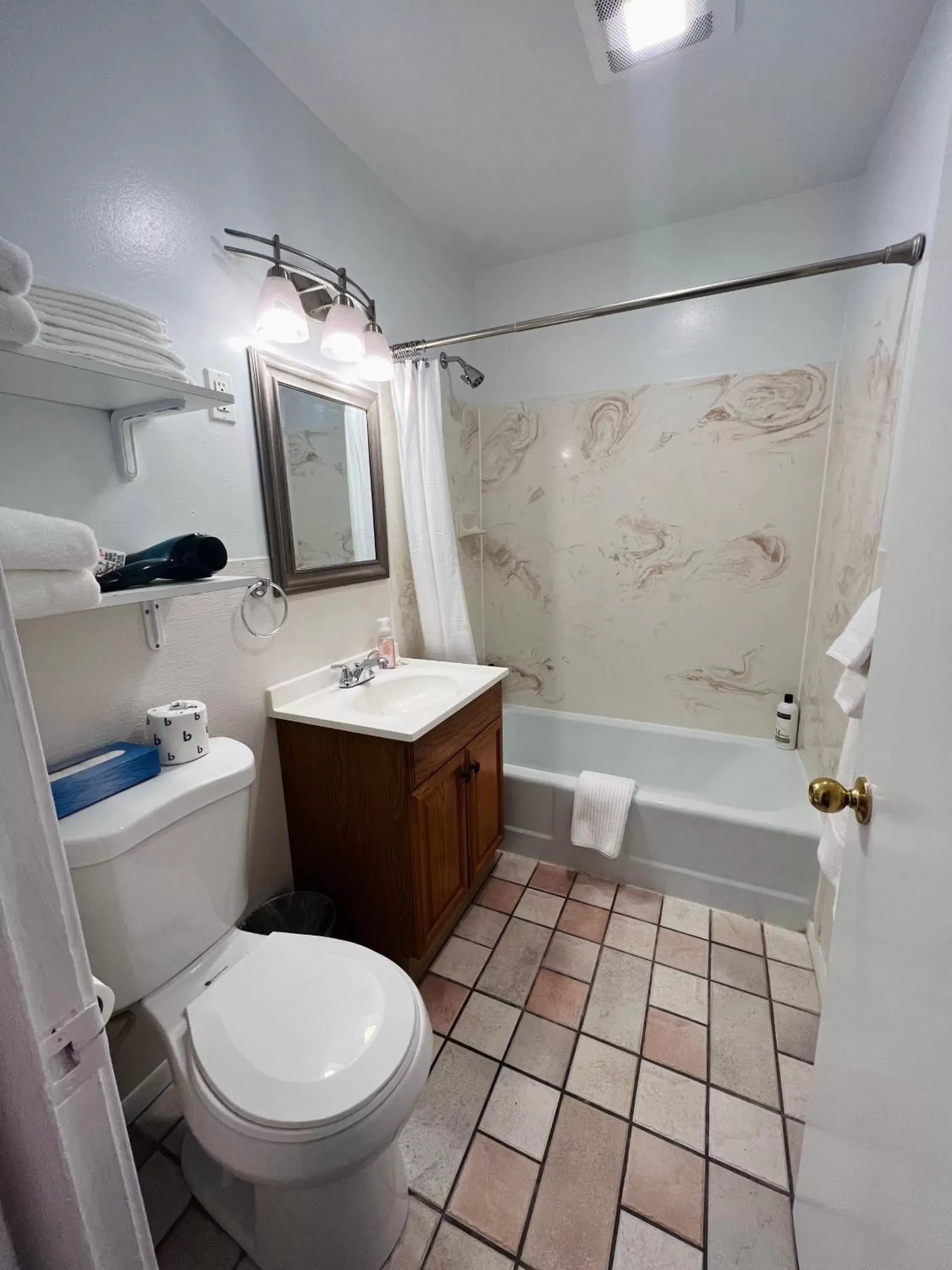 Bathroom in Lake Powell Motel & Apartments