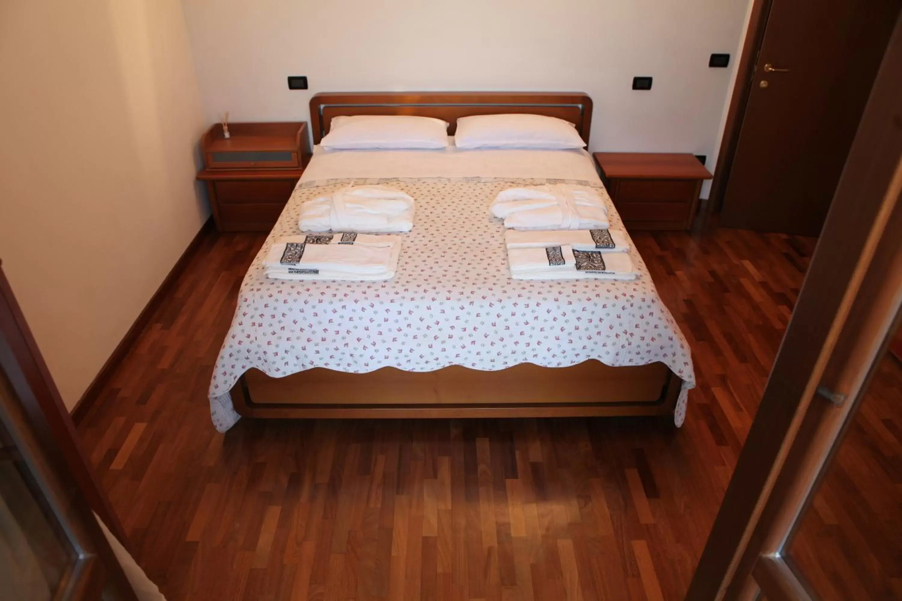 Photo of the whole room, Bed in Recanati Family