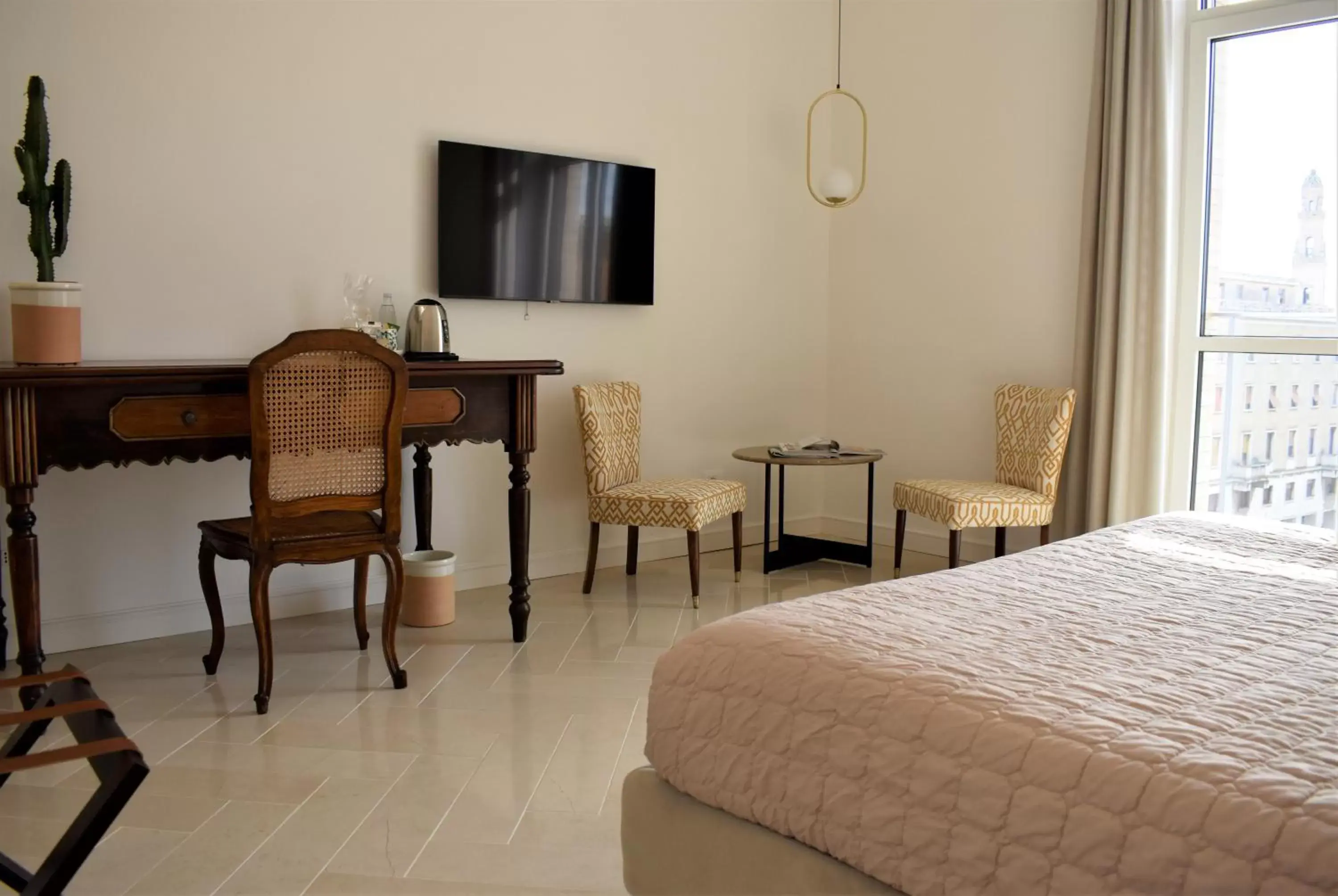 Bedroom, TV/Entertainment Center in Abalto Suites & Rooms