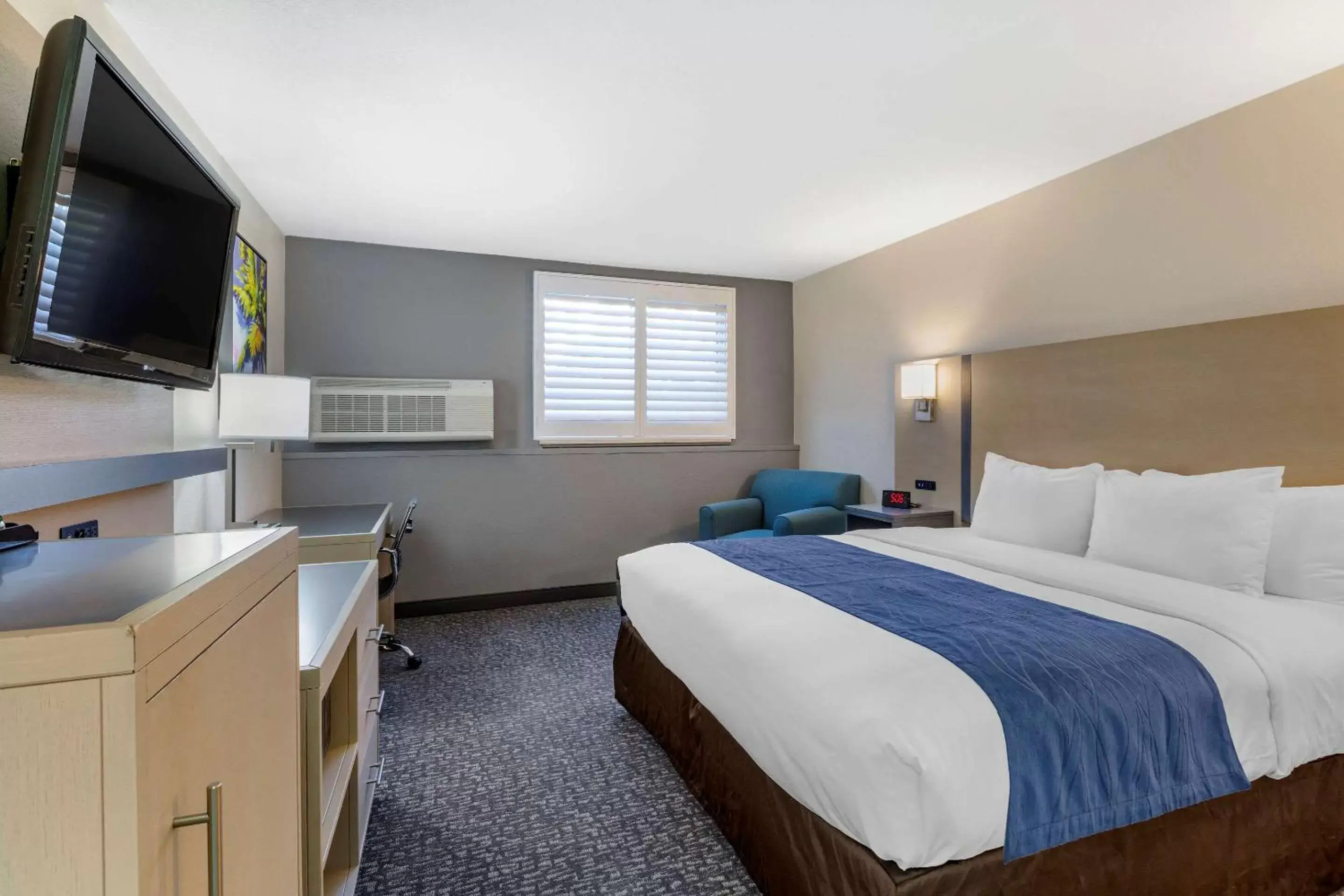 Accessible Room, 1 King Bed, Transfer Shower, Non Smoking in Comfort Inn San Diego Miramar