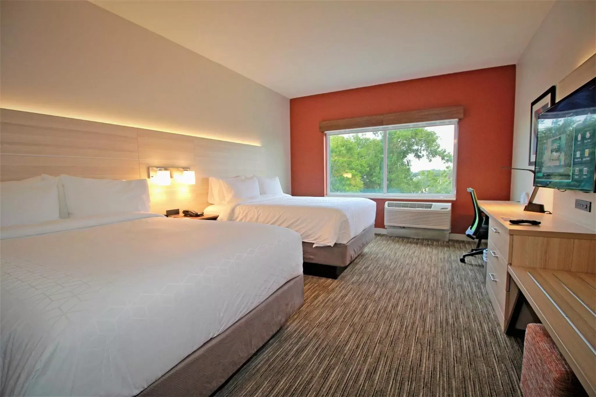 Photo of the whole room, Bed in Holiday Inn Express & Suites Ocala, an IHG Hotel