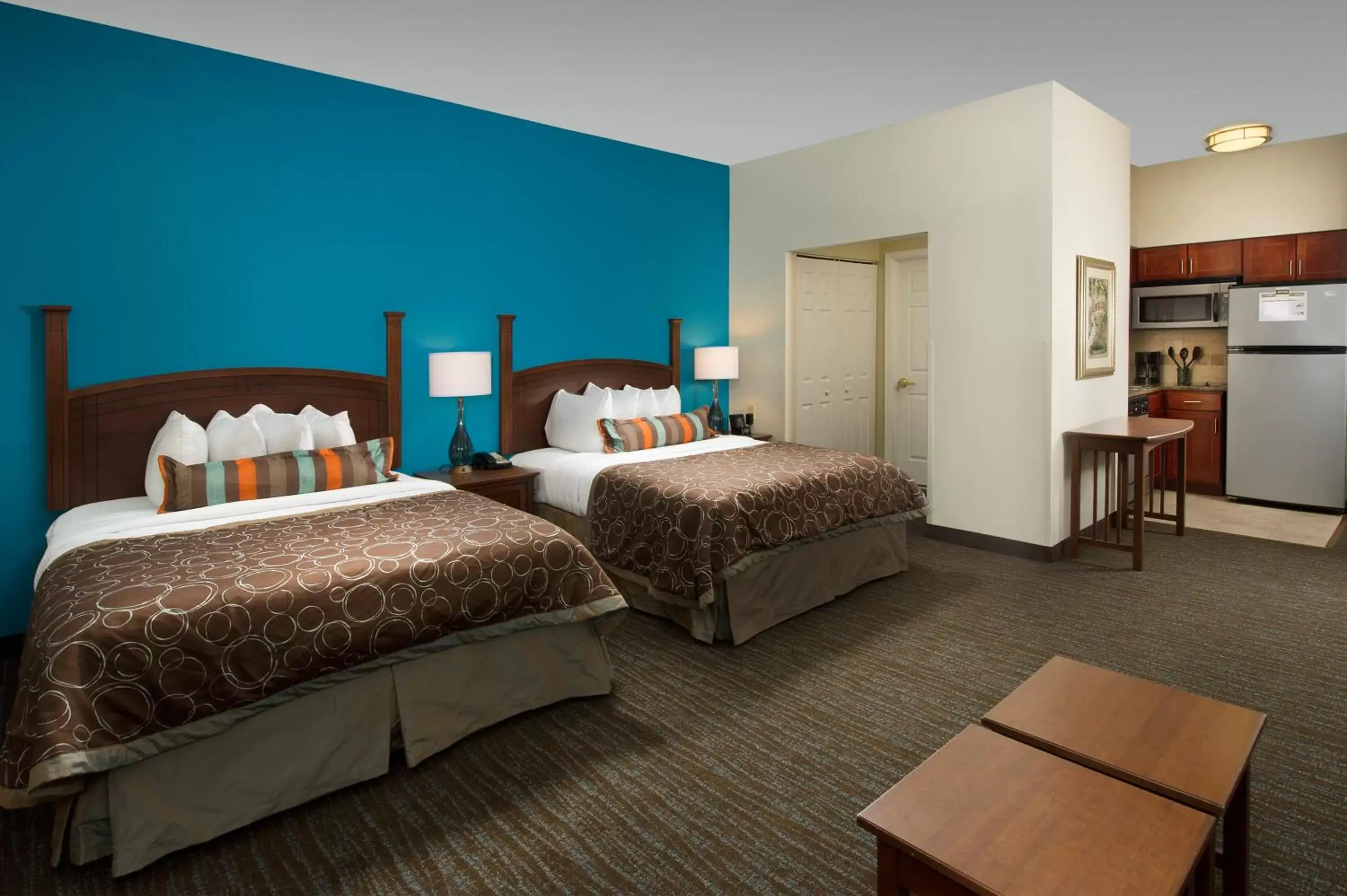 Kitchen or kitchenette, Bed in Staybridge Suites Baltimore BWI Airport, an IHG Hotel