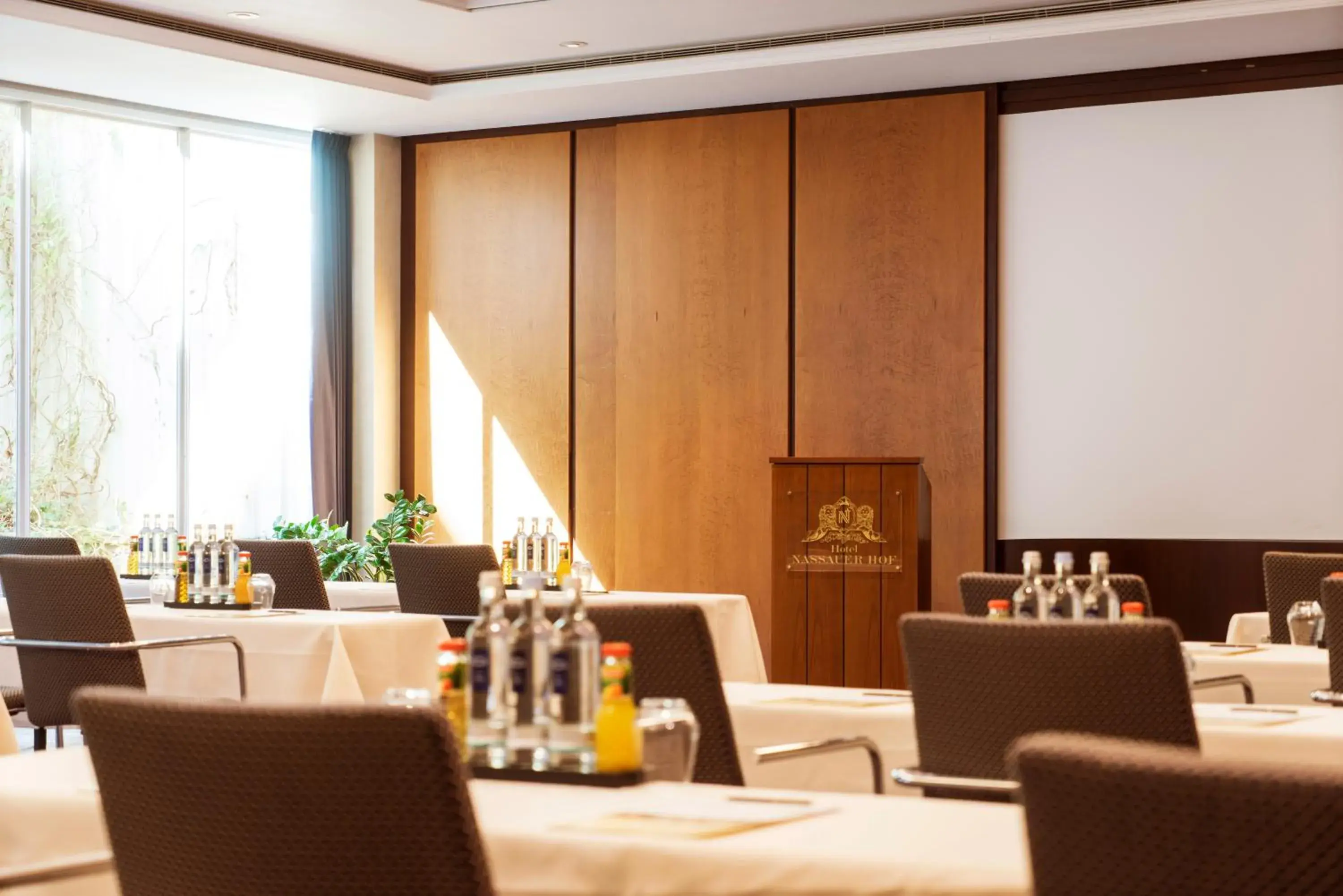 Business facilities, Restaurant/Places to Eat in Hotel Nassauer Hof