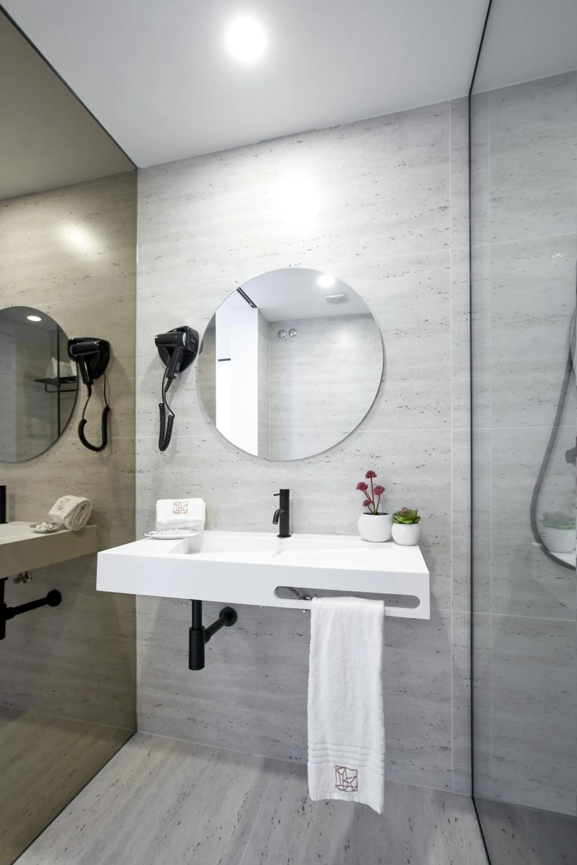 Shower in Hotel Moutados