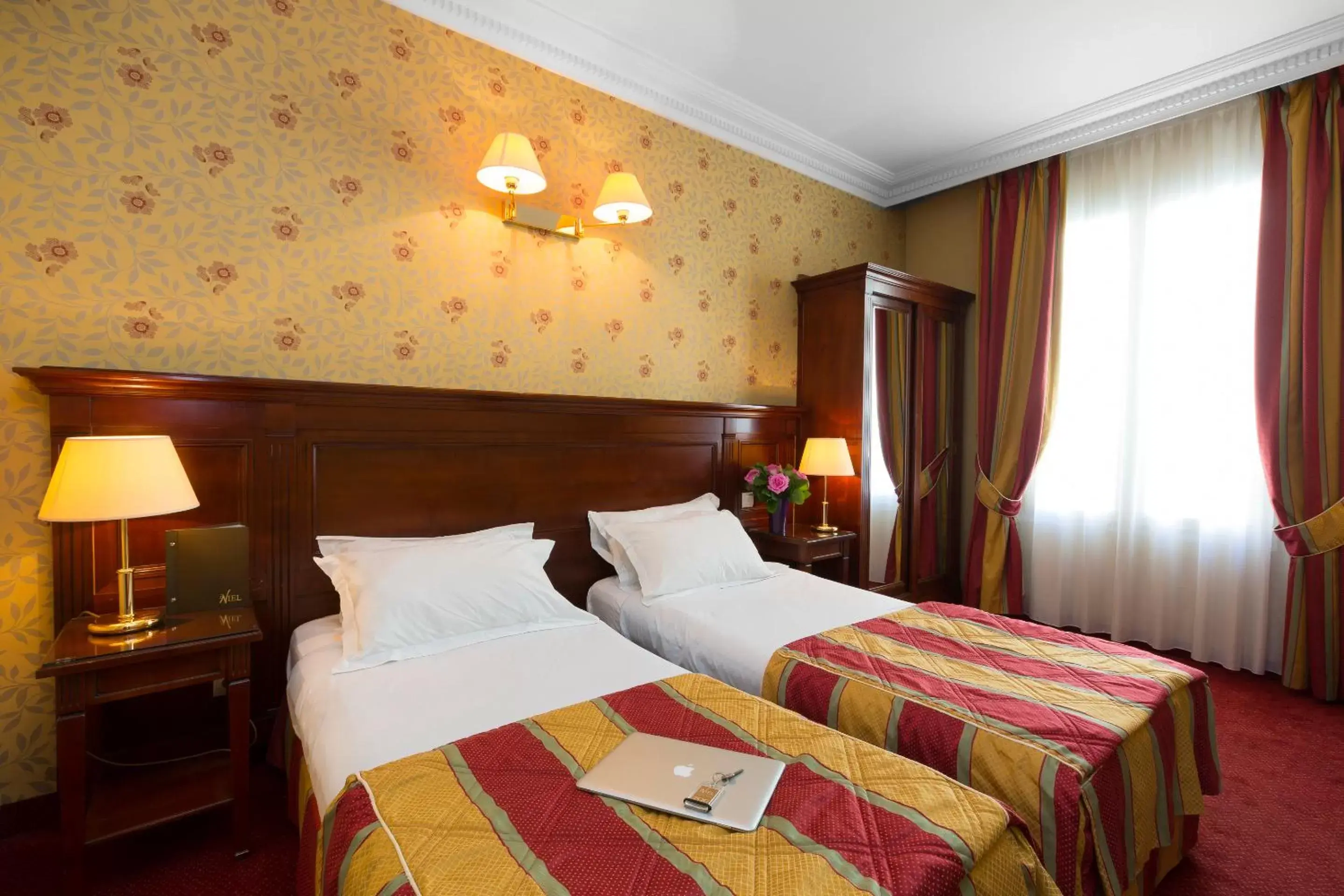 Bedroom, Bed in Elysees Niel Hotel