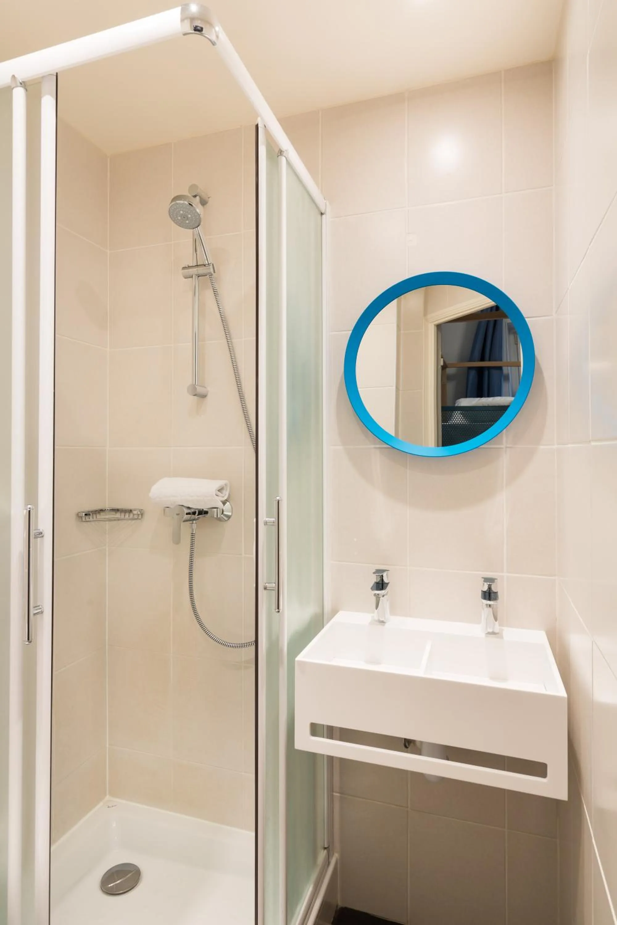 Bathroom in Hôtel Ozz by Happyculture