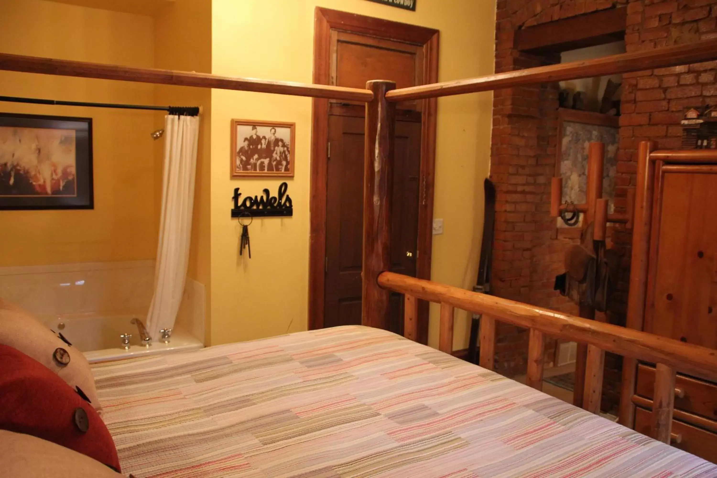 Deluxe King Room in Hines Mansion Deluxe King Room in Hines Mansion