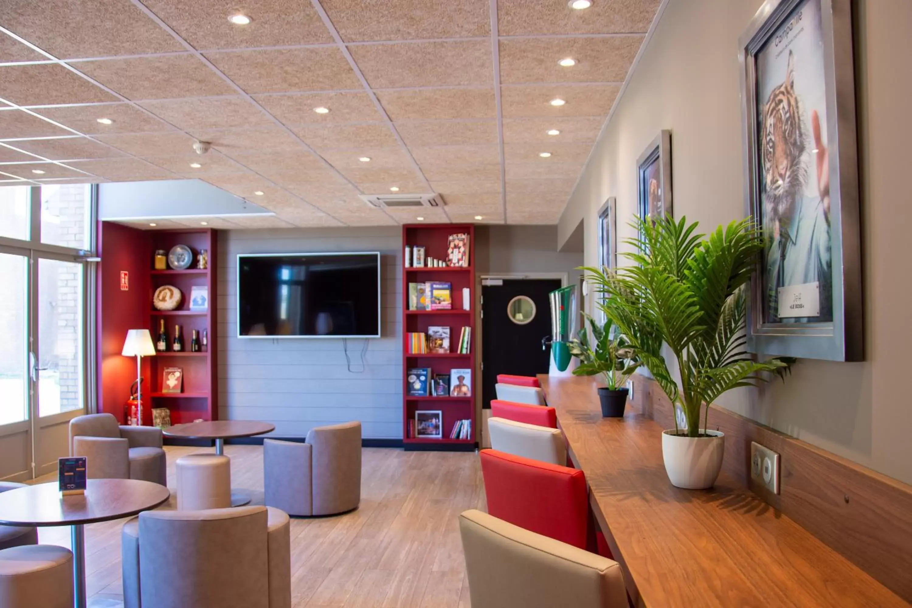 Communal lounge/ TV room, Lounge/Bar in Campanile Dunkerque Sud - Loon Plage