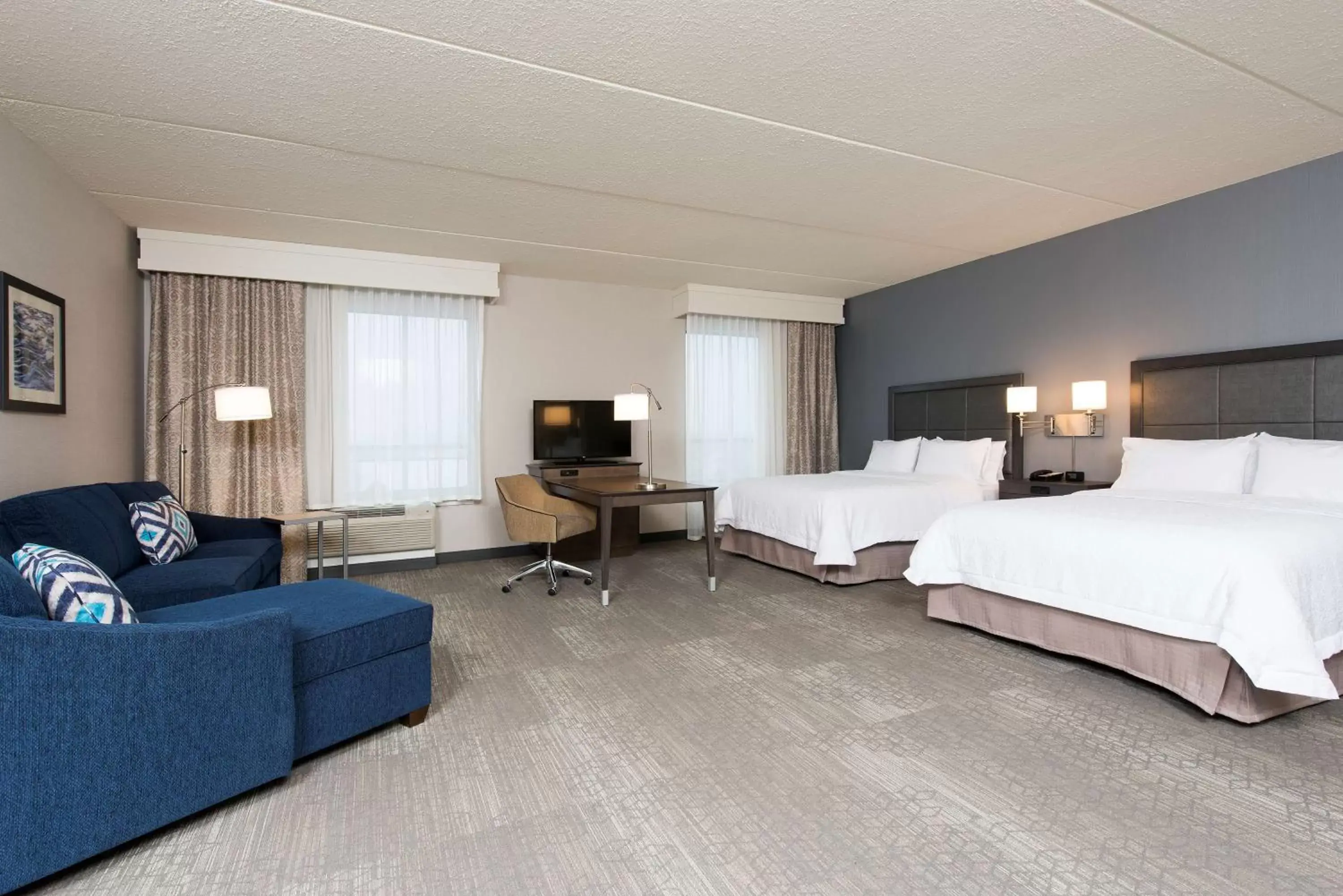 Bed in Hampton Inn & Suites Grand Rapids Downtown