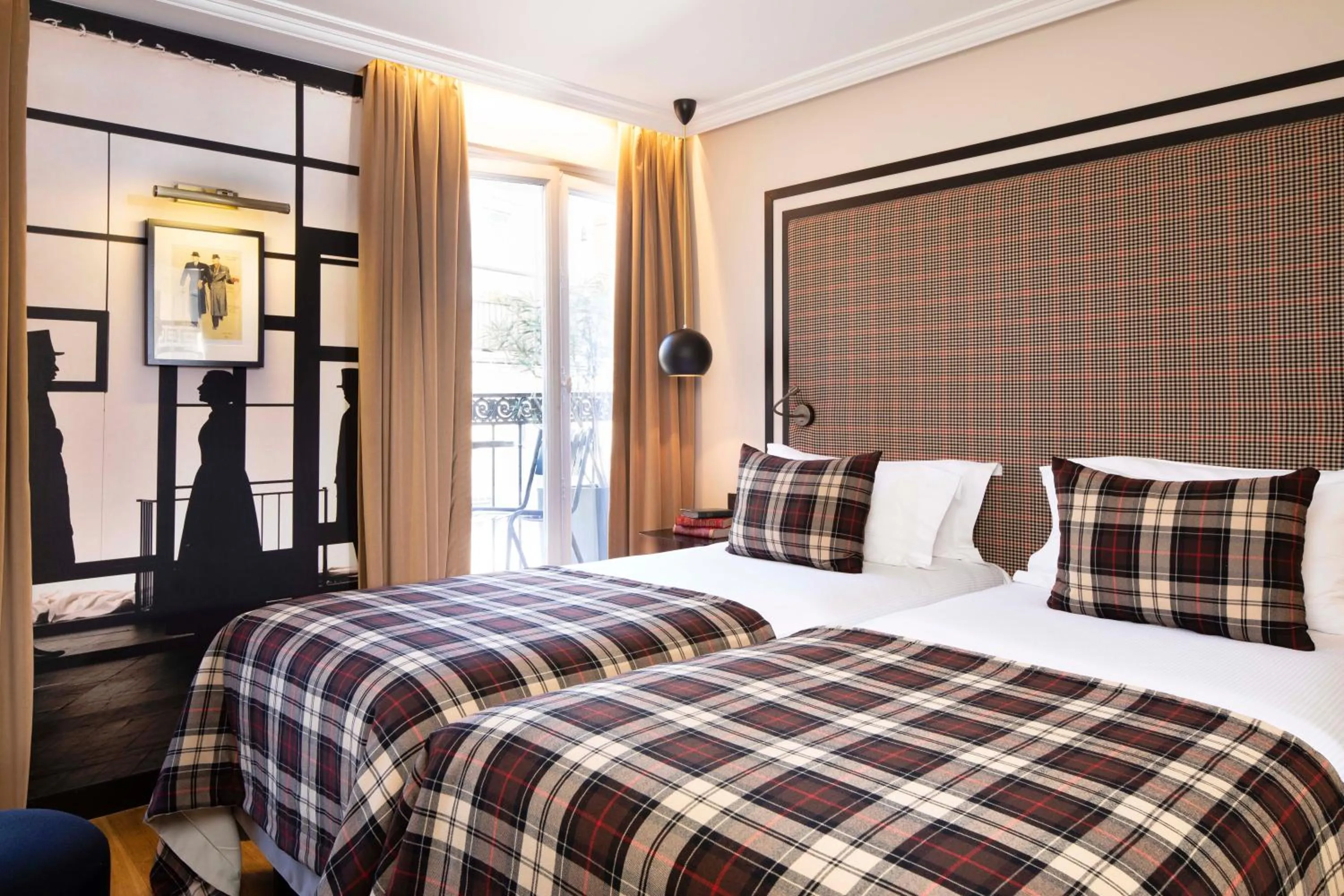 Photo of the whole room, Bed in Hotel Monsieur & Spa