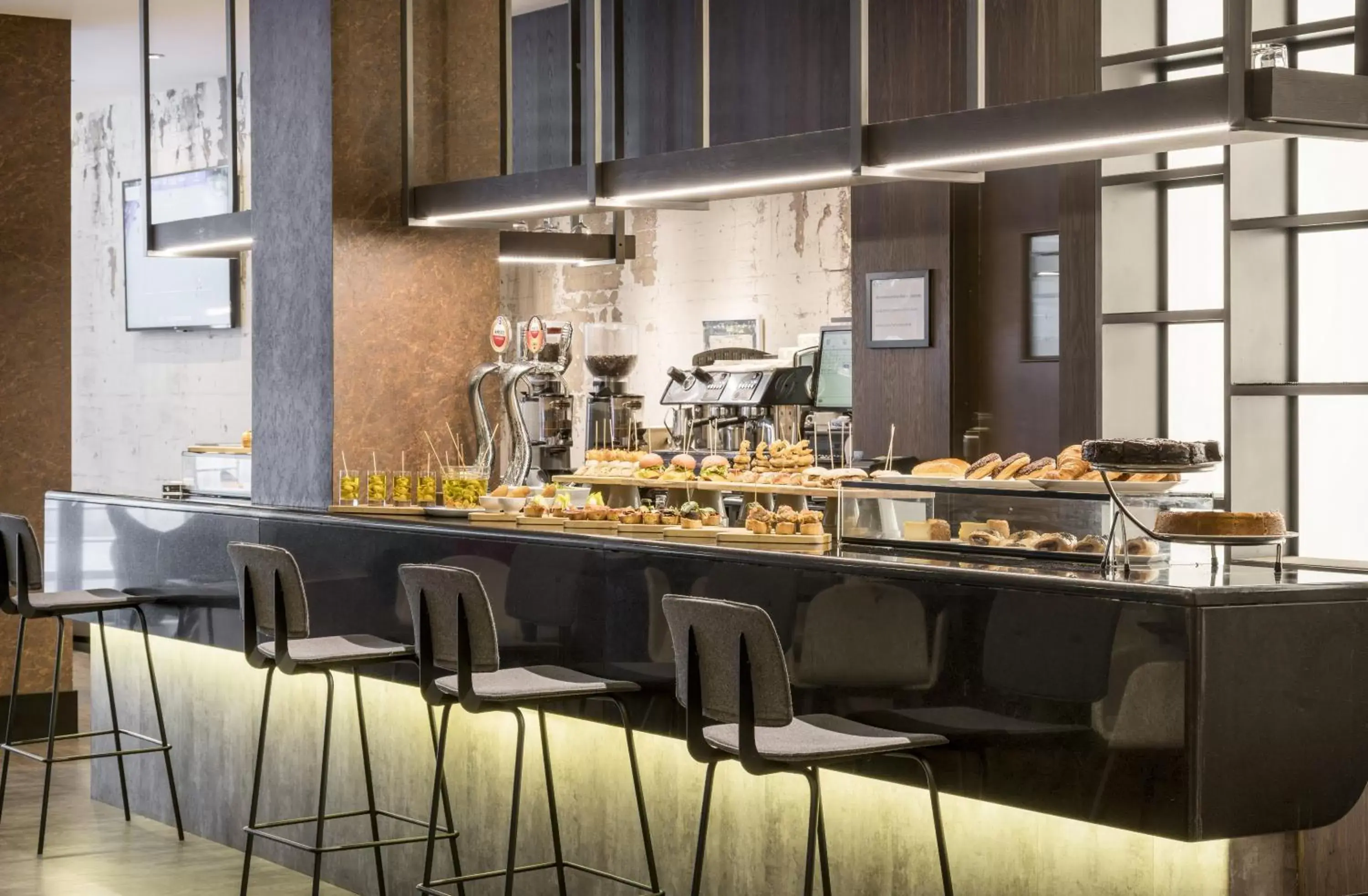 Lounge or bar, Restaurant/Places to Eat in Hotel Ilunion Bilbao