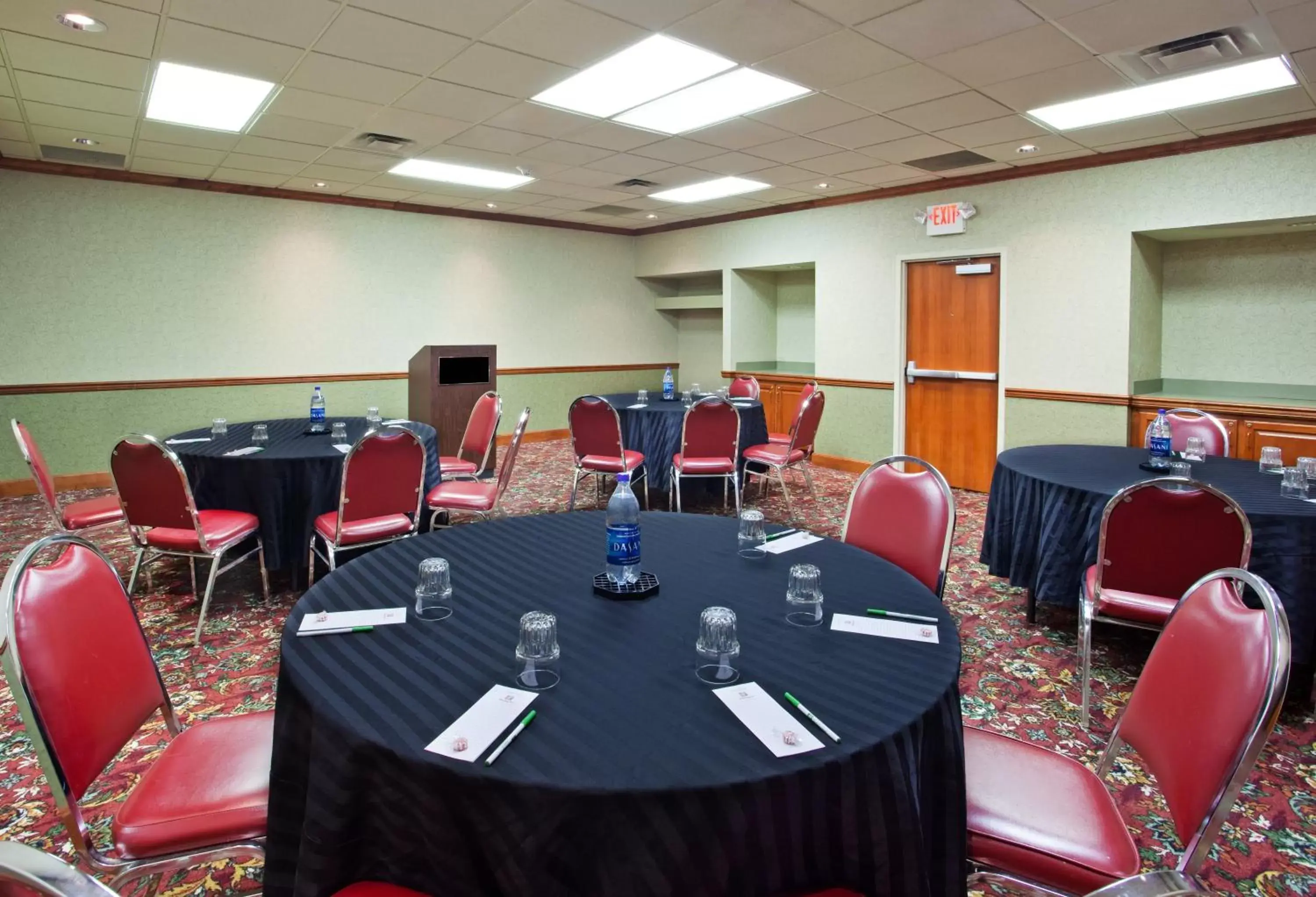 Meeting/conference room in Holiday Inn Cincinnati-Eastgate, an IHG Hotel
