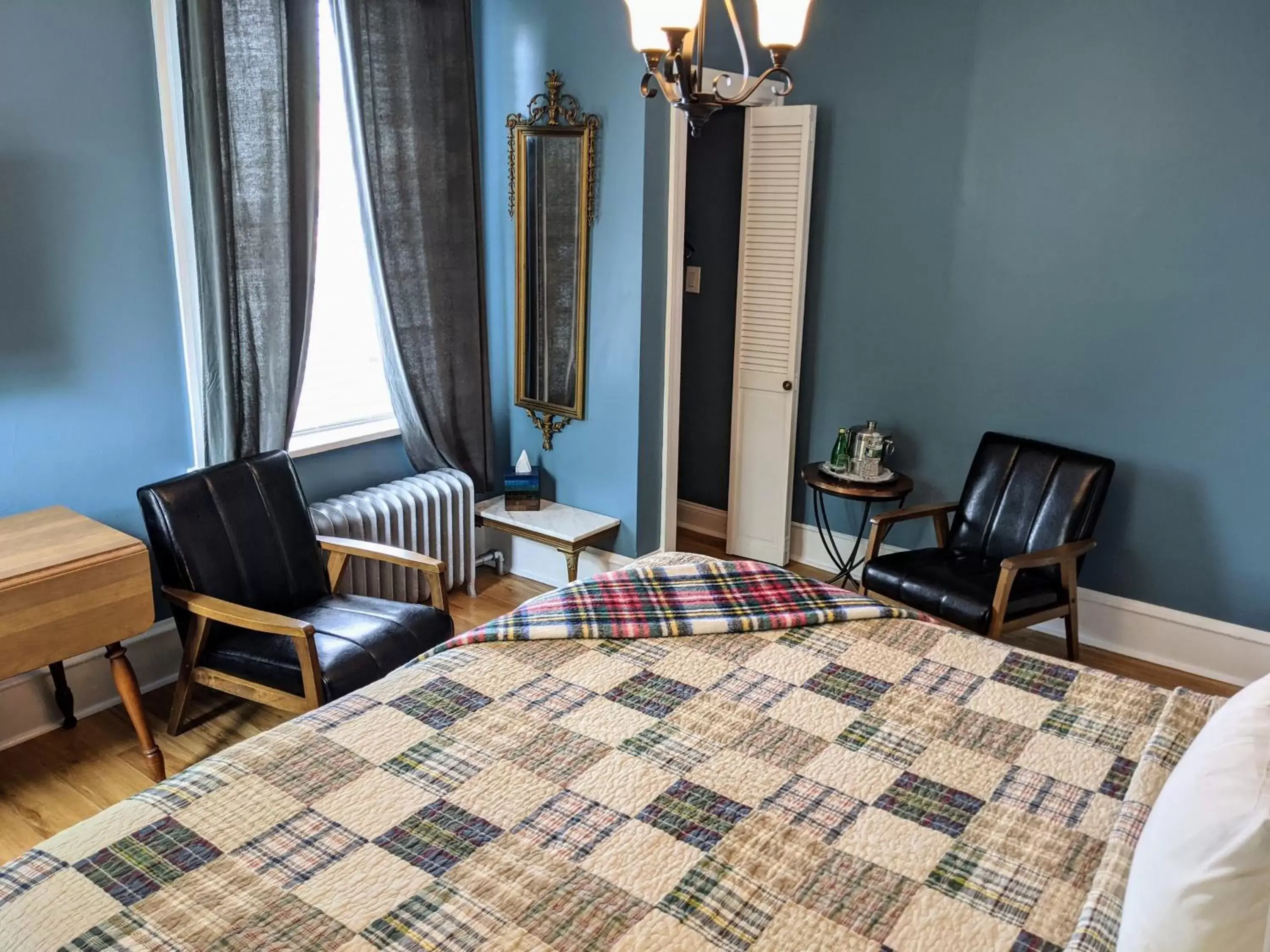 Bed, Seating Area in Chelsea Pub and Inn