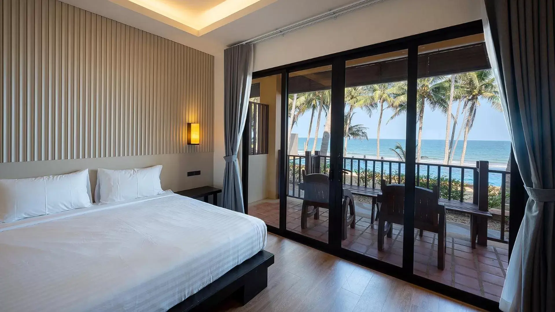 Bed in Ban Saithong Beach Resort