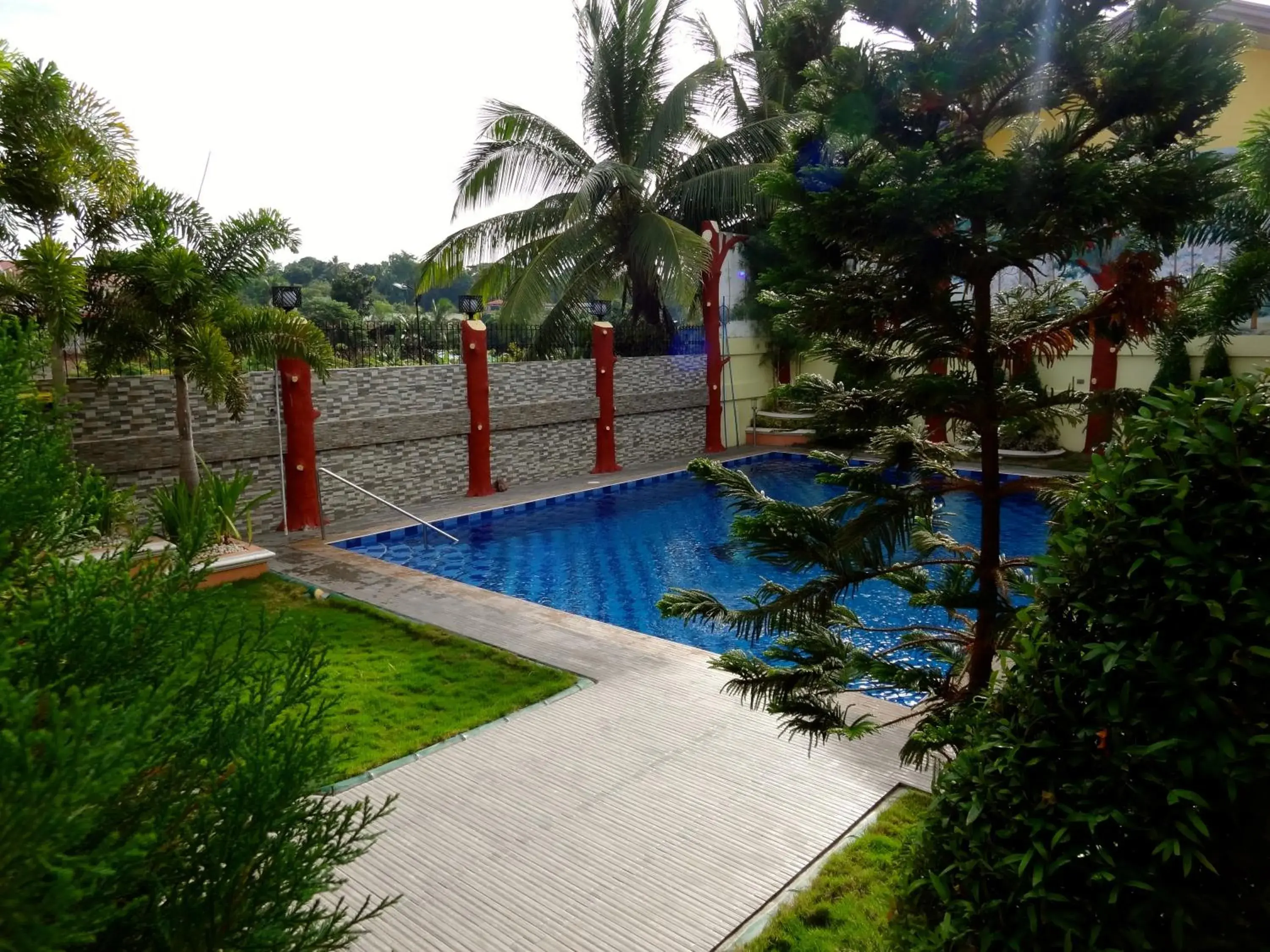 Swimming Pool in The Executive Villa Inn & Suites
