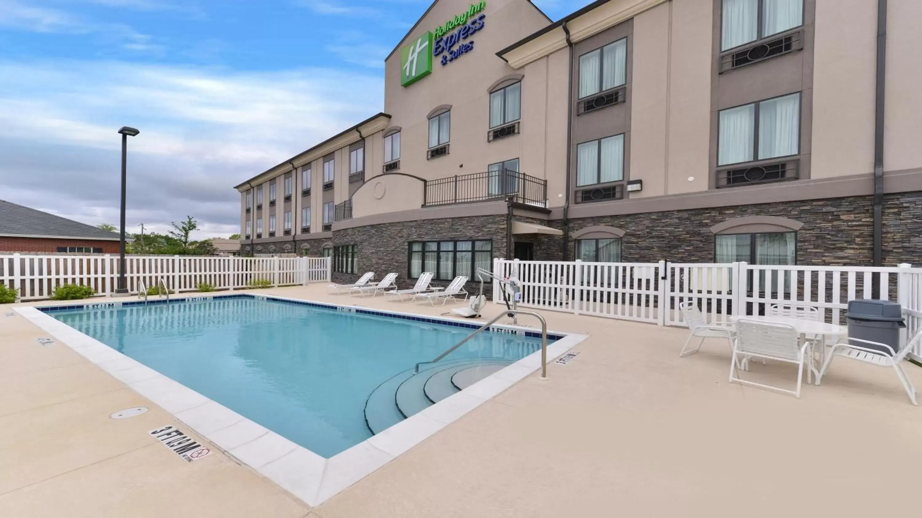 Swimming pool, Property Building in Holiday Inn Express Hotel & Suites Fort Walton Beach Hurlburt Area, an IHG Hotel