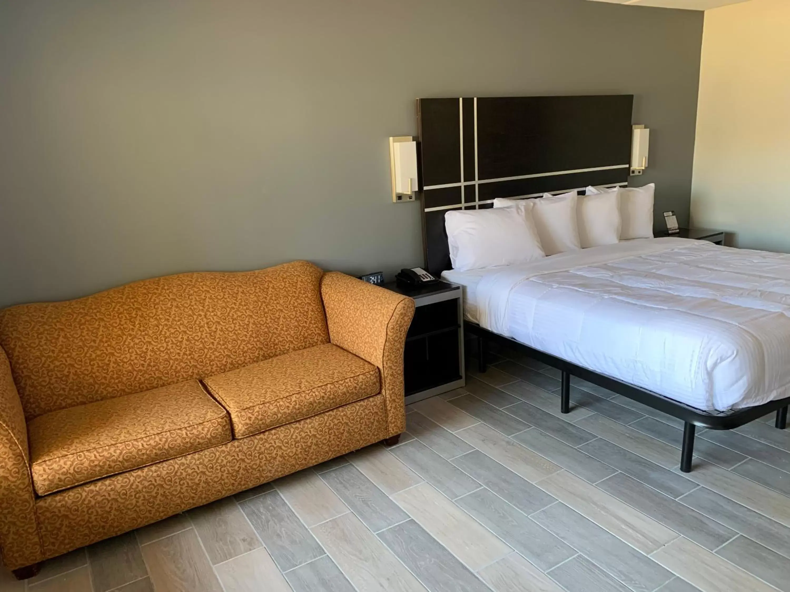 Seating area, Bed in South Padre Island Lodge