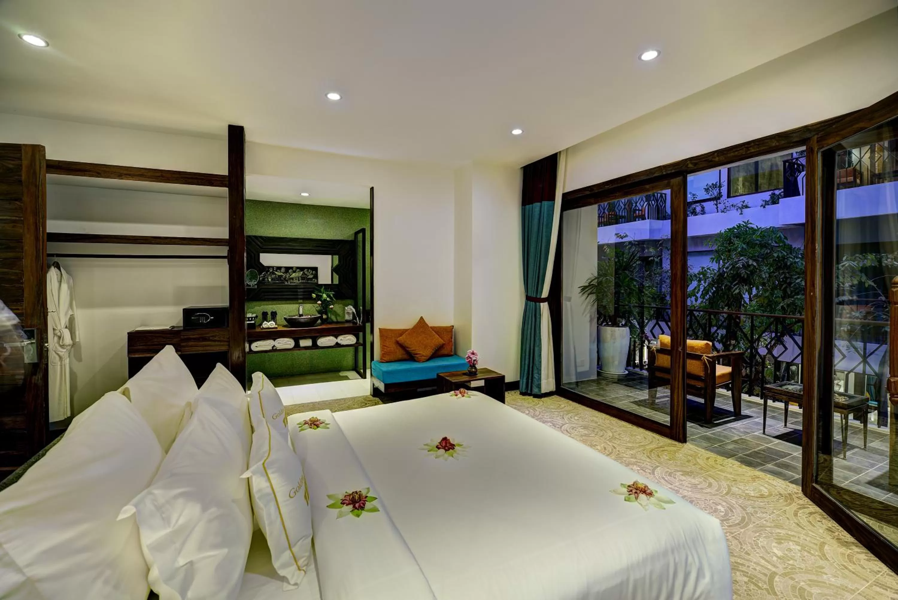 Bedroom, Bed in Golden Temple Retreat