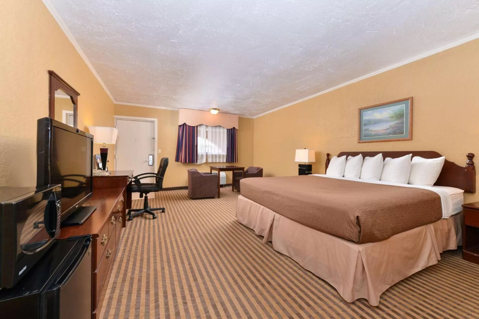 Bed in Executive Plus Inn and Suites