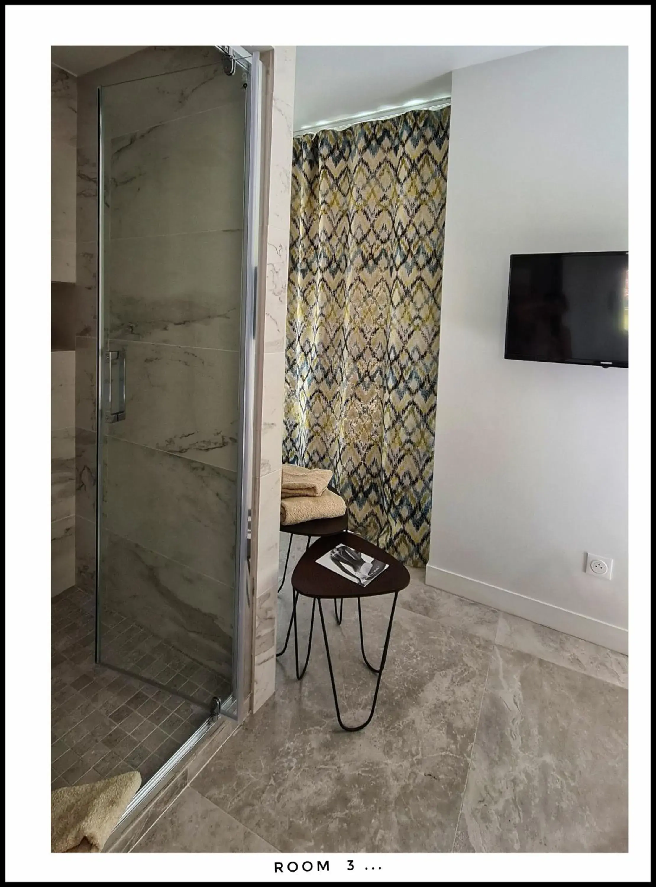 Shower, TV/Entertainment Center in Hotel Le Petit Trianon