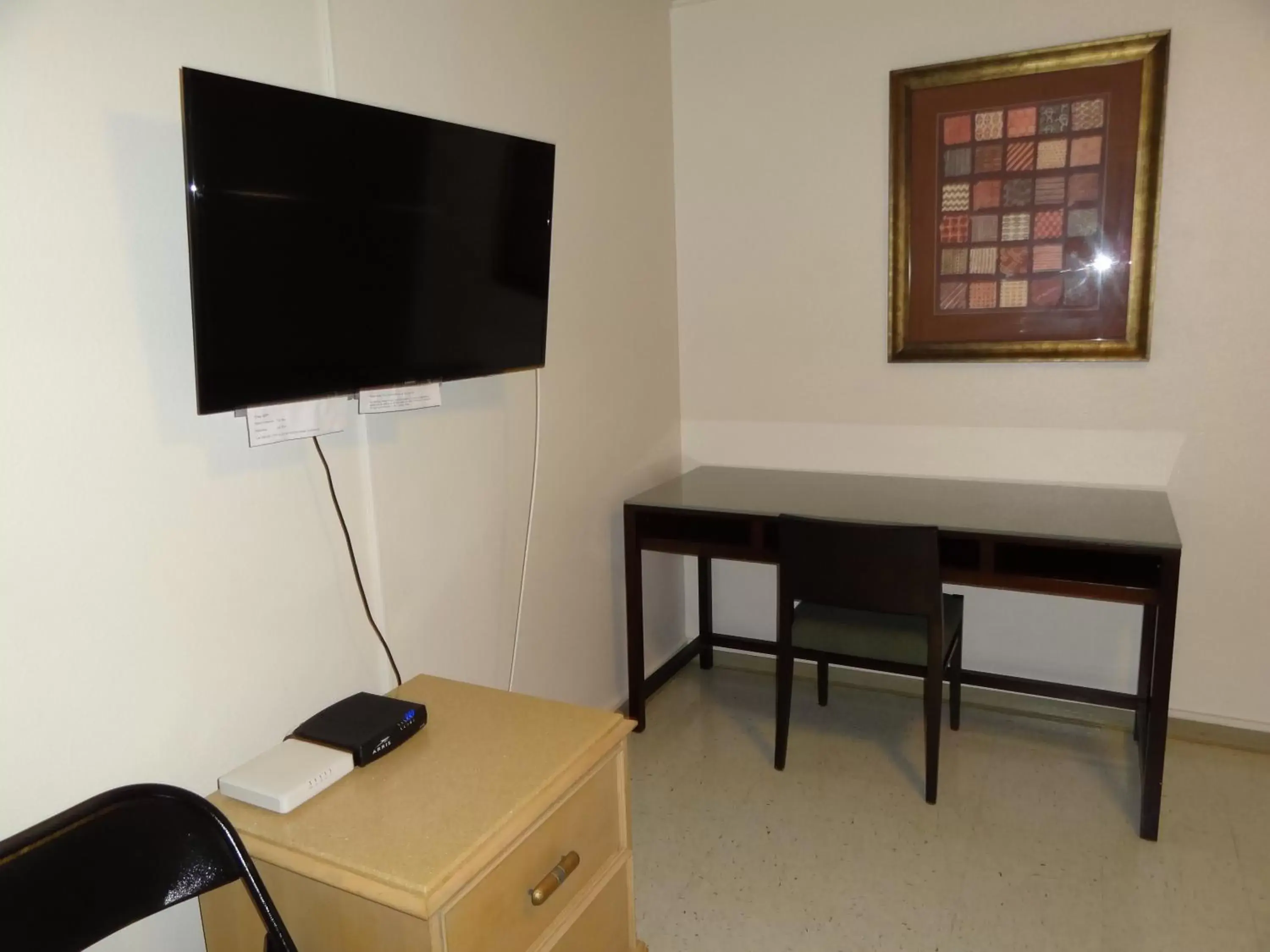 TV/Entertainment Center in Tip Top Motel