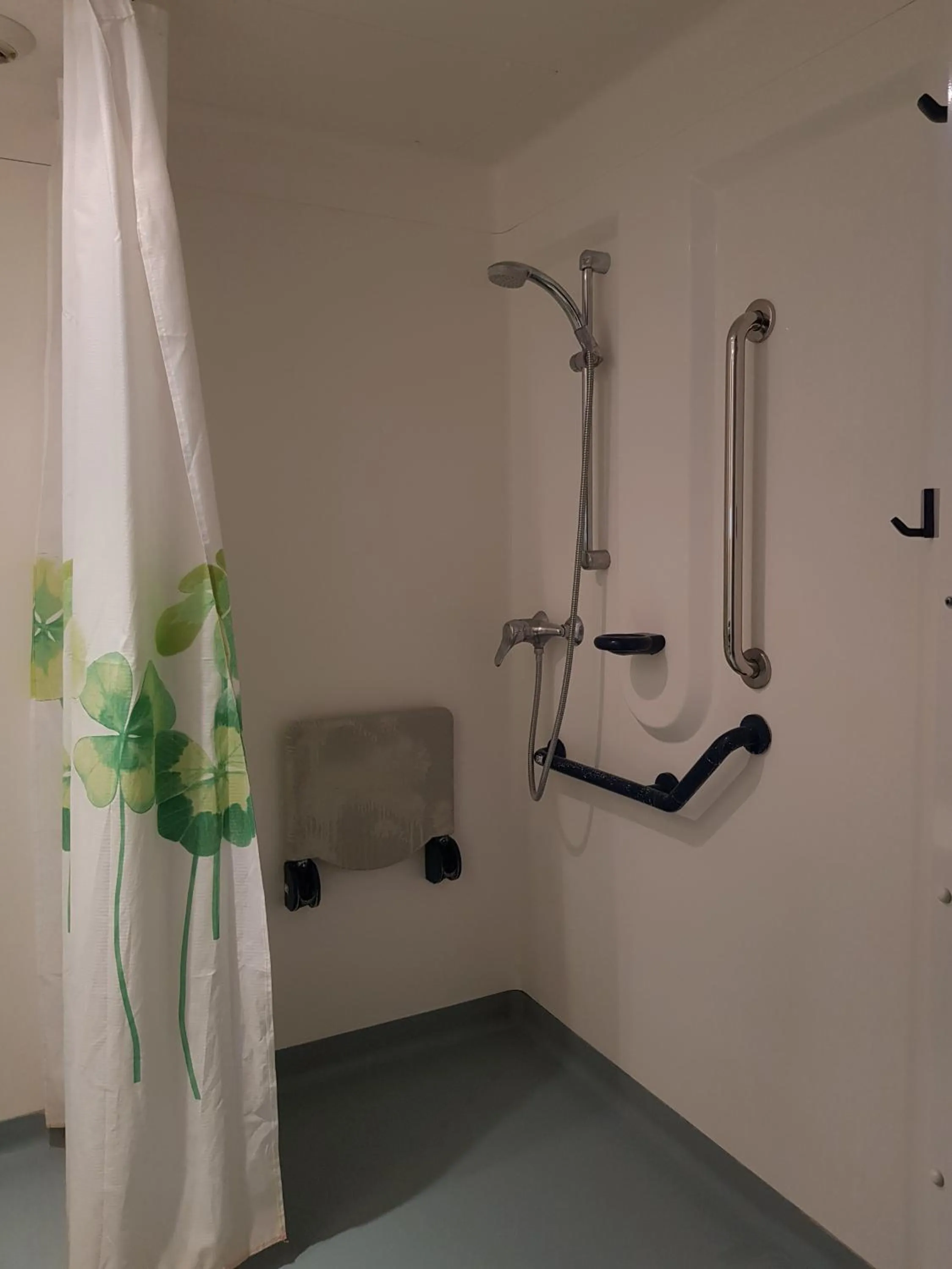 Shower in ETHIC ETAPES DIJON Accueil 24h24 et parking gratuit