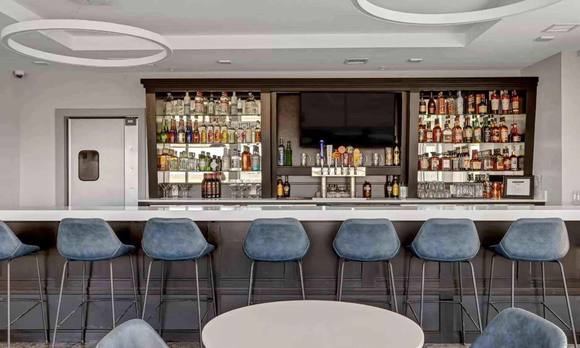 Lounge or bar in Holiday Inn Express & Suites George - Quincy South by IHG Lounge or bar in Holiday Inn Express & Suites George - Quincy South by IHG