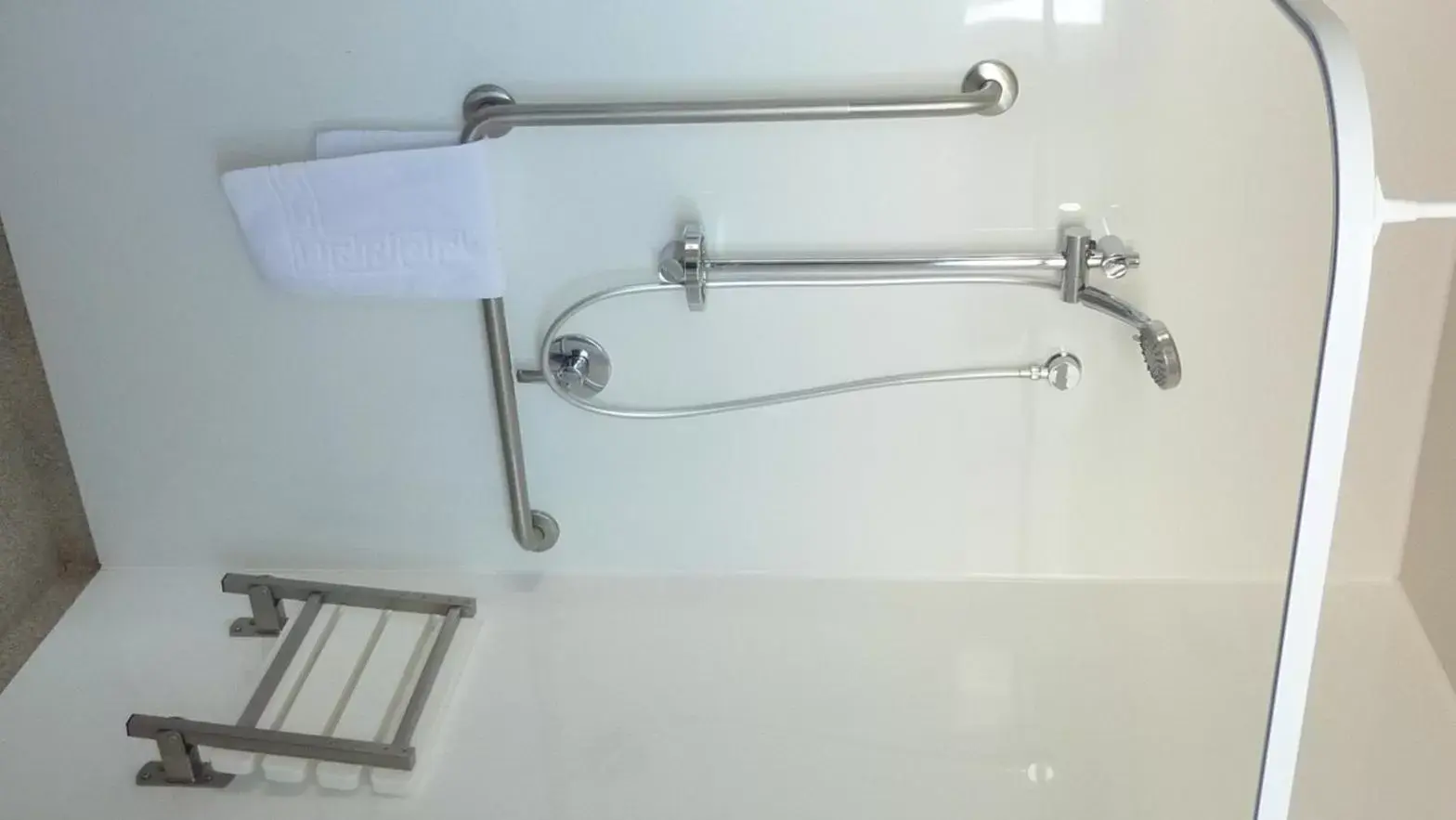 Shower, Bathroom in Colonial Inn Motel