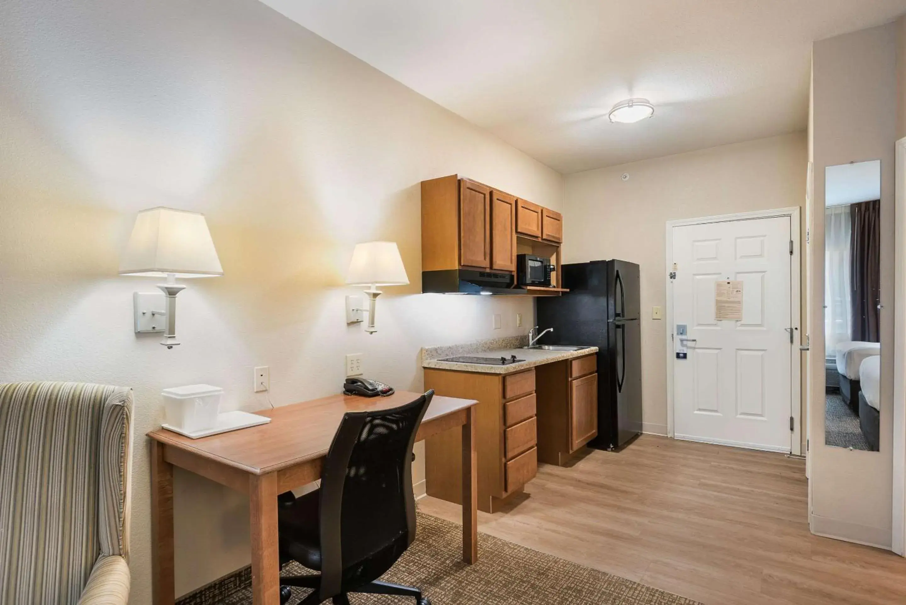 Bedroom, Kitchen/Kitchenette in Suburban Studios Waterloo